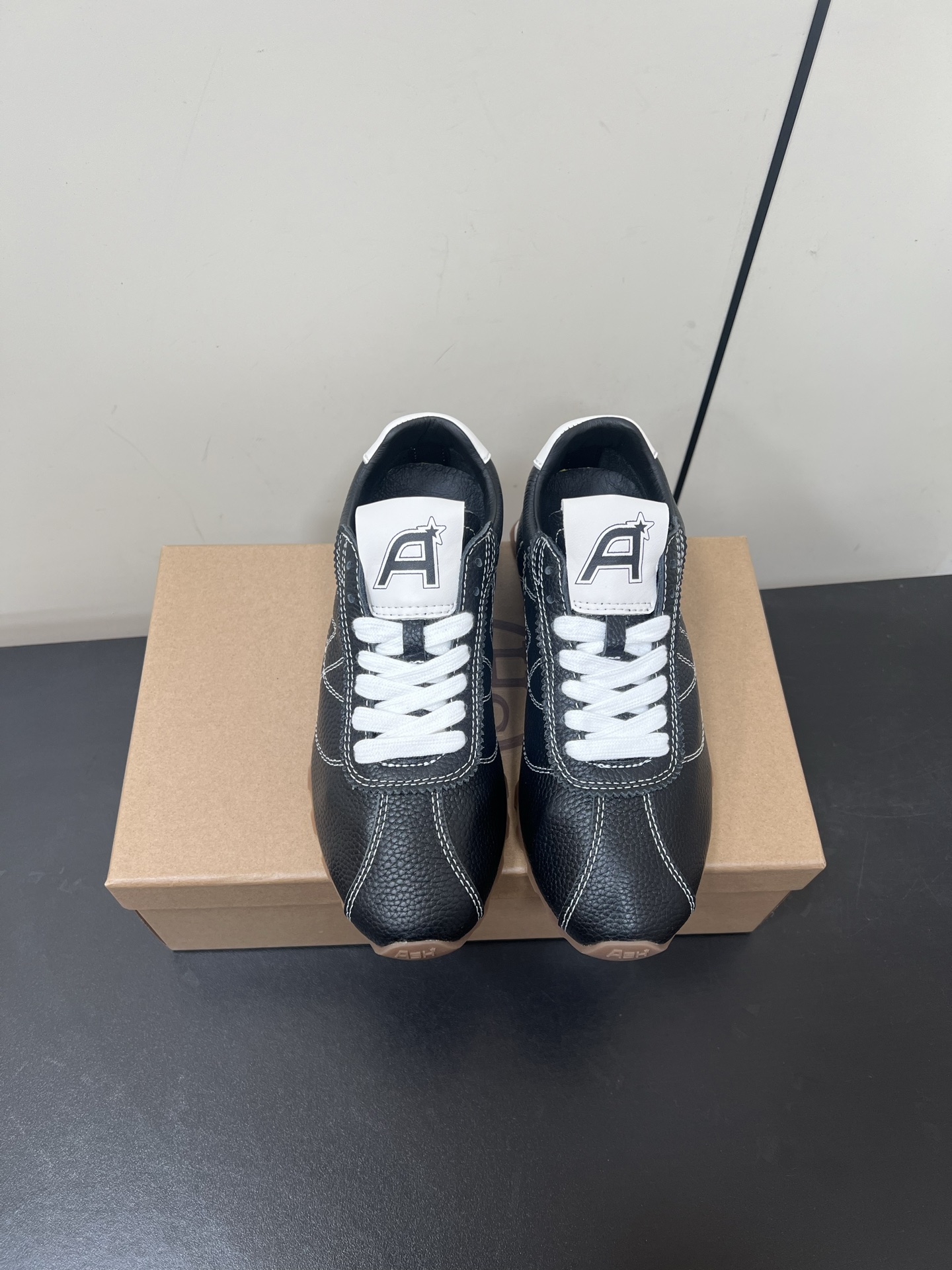 NO:225182,ASH 25ss Spring and summer new Italian light luxury brand German training shoes White shoes high-quality cowhide leather colorful shoe label breathable hole design tough Celebrity same casual series, simple design punched breathable shoe body, light rebound and height-enhancing sole imported fabric cowhide sole rubber sole inner sheepskin Size#35-40 (40 custom made without return and exchange), casual shoes/sports shoes, sneakers, cowhide, sheepskin19860909ASH 25ss 春夏新款 意大利轻奢潮牌 德训鞋 小白鞋优质牛皮多彩鞋标透气孔设计坚韧 明星同款休闲系列,简约设计的冲孔透气鞋身,搭配轻盈回弹增高鞋底 面料进口牛皮 鞋底橡胶大底 内里羊皮  Size#35-40（40定做不退换）,休闲鞋/运动鞋,sneakers,cowhide,sheepskin,Women's Shoes