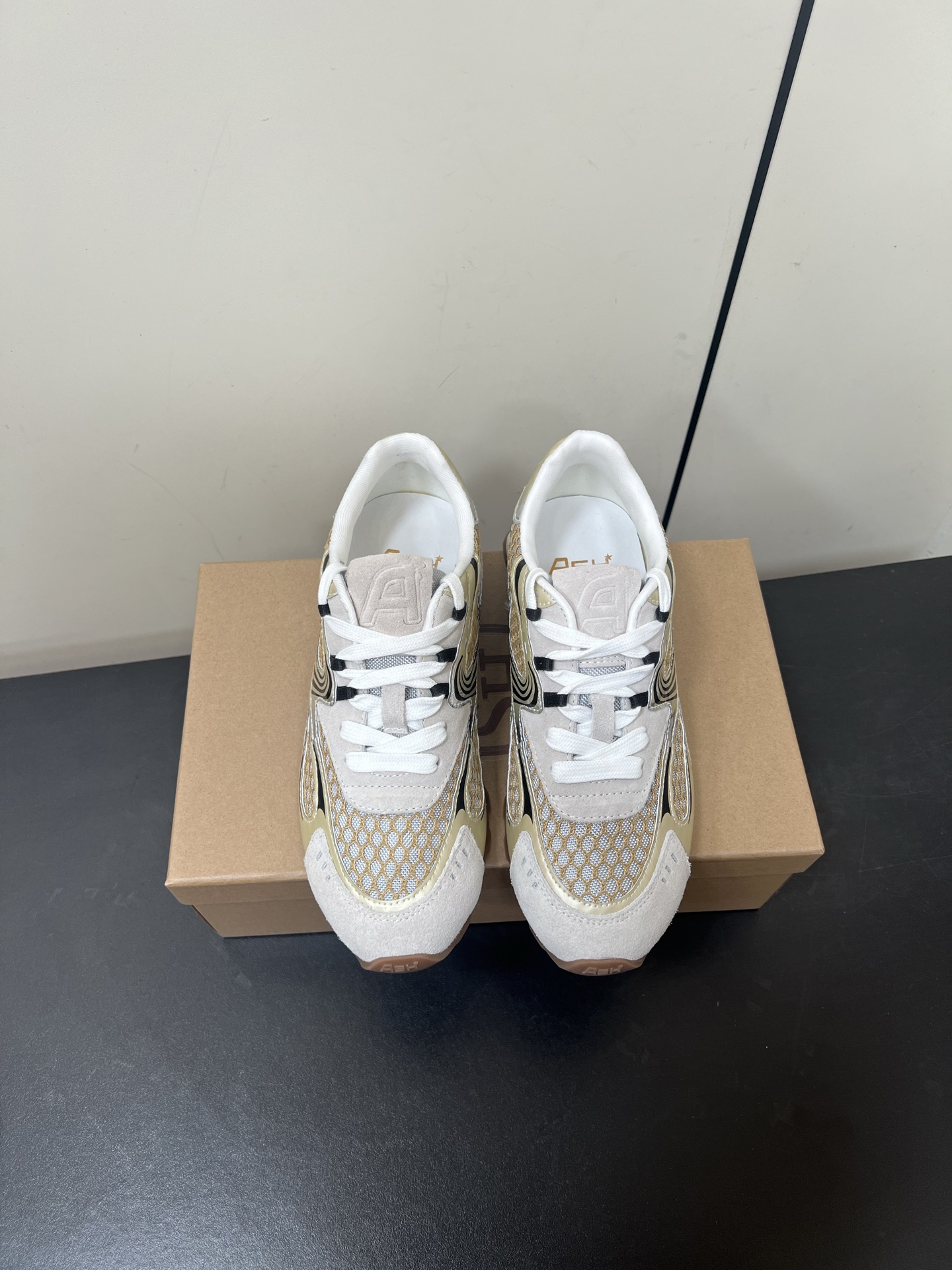 NO:225188,ASH 25ss Spring and summer new Italian light luxury brand German training shoes White shoes high-quality cowhide leather colorful shoe label breathable hole design tough Celebrity same casual series, simple design punched breathable shoe body, light rebound and height-enhancing sole High mercerized beef reverse velvet original mold opening mesh Sole rubber sole inner sheepskin Size#35-40 (40 custom made without return or exchange), casual shoes/sports shoes, sneakers, cowhide, sheepskin19860909ASH 25ss 春夏新款 意大利轻奢潮牌 德训鞋 小白鞋优质牛皮多彩鞋标透气孔设计坚韧 明星同款休闲系列,简约设计的冲孔透气鞋身,搭配轻盈回弹增高鞋底 面料高丝光牛反绒原版开模网布 鞋底橡胶大底 内里羊皮  Size#35-40（40定做不退换）,休闲鞋/运动鞋,sneakers,cowhide,sheepskin,Women's Shoes