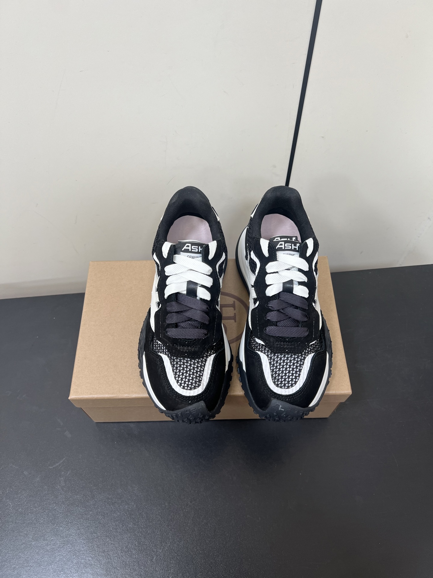 NO:225145,ASH 25ss early spring new thick-soled sneakers dad shoes, high-quality cowhide colorful shoe label breathable hole design tough, star-like casual series, simple design punched breathable shoe body, matched with light and rebound sole Fabric: sheepskin   matte cowhide   breathable mesh Sole rubber   foam combination sole Inner mesh Brie Size: 35-40 (40 custom made without return) Heel height: 5.5cm, casual shoes/sports shoes, sneakers, cowhide, sheepskin19860909ASH 25ss早春新款厚底运动鞋老爹鞋 优质牛皮多彩鞋标透气孔设计坚韧 明星同款休闲系列,简约设计的冲孔透气鞋身,搭配轻盈回弹鞋底 面料:羊皮 磨砂牛皮 透气网布 鞋底橡胶 发泡组合大底 内里网布里 码数:35-40（40定制不退换） 跟高:5.5cm,休闲鞋/运动鞋,sneakers,cowhide,sheepskin,Women's Shoes