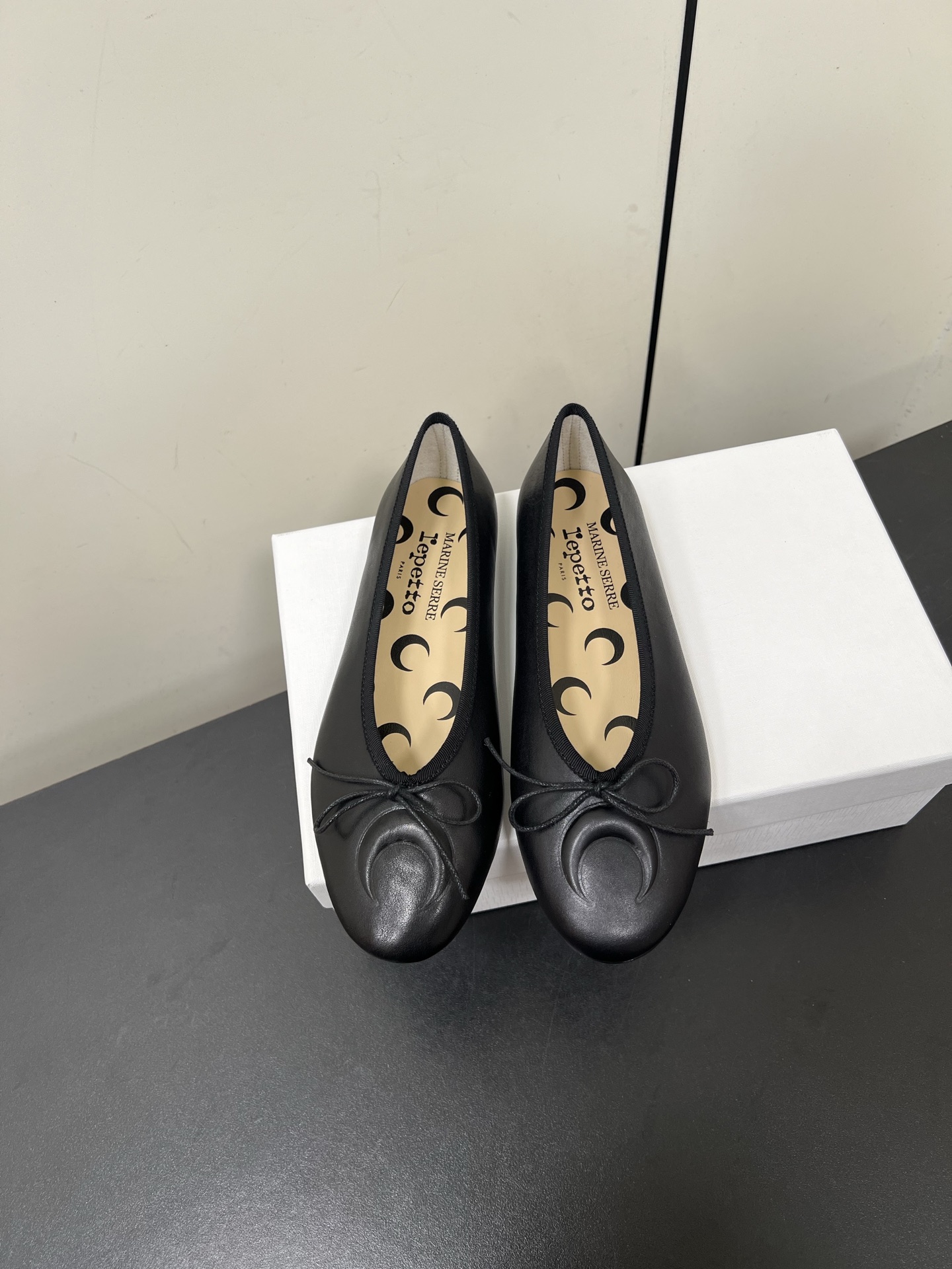 NO:225162,Niche trendy brand Marine serre x Repetto 25/ Spring and summer joint model, crescent print shallow mouth, ballet shoes, flat single shoes!  Marine serre's moon ballet shoes this year will definitely not disappoint you. All the stars are getting on their feet, and it is inevitable that fire is on the way!  The moon logo is printed inside the toe and insole!  It feels comfortable and slimming on your feet. It looks good with whatever you want!  Fairies rushed!  The upper is made of mixed-bred sheepskin, inner breathable canvas, footbed sheepskin, imported from Italy, original color genuine leather outsole, size: 35-40 (40 custom made without return and exchange) with original packaging, ballet shoes, sheepskin, Leather soles19860909小众潮牌Marine serre x Repetto 25/ 春夏联名款 月牙印花浅口 芭蕾舞鞋平底单鞋！ Marine serre今年的月亮芭蕾舞鞋绝对不会让你失望 ,各大明星纷纷上脚 ,火是必然的 在路上！鞋头和鞋垫里面都印了月亮的标志！ 上脚脚感舒适显瘦 配啥啥好看哈！ 仙女们冲！ 鞋面采用混种羊皮 内里透气帆布 垫脚羊皮 意大利进口原色真皮大底 码数:35-40（40定做不退换） 配原版包装,芭蕾舞鞋,sheepskin,Leather soles,Women's Shoes