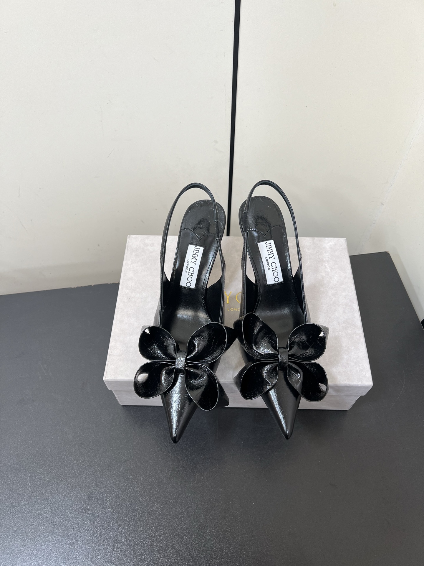 NO:721654,Jimmy Choo Staz Pointed Toe Bow Sandals Staz Sling Back 70 series slingback high heels are made of leather to create a chic and elegant shoe shape, with exquisite bow and three-dimensional heel design, showing a fashionable personality. Full of spring, blooming on the toes!  Wear the new Staz high-heeled shoes series and walk the 'flower' road!  The three-dimensional bow flowers are refreshing and eye-catching, activating the joyful mood in spring. Jimmy Choo's new Staz series is simply beautiful. These bow mules are really fairy-like. Wearing them makes you feel like you are in a sea of flowers. The bow design is sweet and elegant, exuding a romantic atmosphere with every step. The style of mules is both comfortable and fashionable, making it easy to go shopping and date. Size#35-42 (40 41  42 (customized, non-refundable), high heels and sandals, jimmy choo, sandals, high heels19860909Jimmy Choo周仰杰 Staz尖头蝴蝶结后空凉鞋 Staz Sling Back 70系列露跟高跟鞋,采用皮革材质打造别致优雅鞋型,搭配精美蝴蝶结和立体鞋跟设计,尽显时尚个性气质. 盎然春意,于脚尖绽放！穿上全新Staz 高跟鞋系列,走「花」路！立体的蝴蝶结花朵,清新瞩目,激活春日里的愉悦心情. Jimmy Choo的新品 Staz系列简直美到犯规,这双蝴蝶结穆勒高跟鞋,真的是仙气十足,穿上它仿佛 置身花海,蝴蝶结设计甜美又优雅,每一步都散发着浪漫气息. 穆勒鞋的款式,既舒适又时髦,逛街约会都不累脚 Size#35-42（40 41 42订做不退换）,高跟鞋凉鞋,jimmy choo,sandals,high heels,Women's Shoes