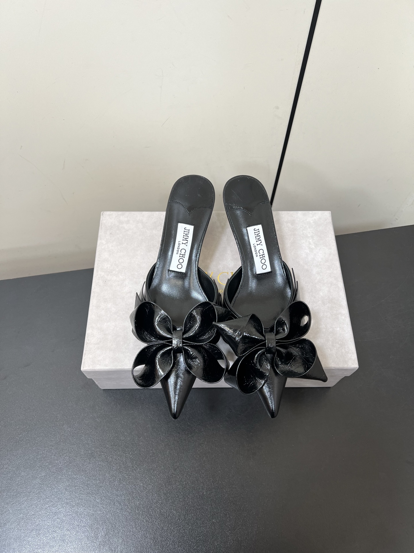 NO:721662,Jimmy Choo Staz Pointed Bow Mule Pumps Staz Sling Back 70 series slingback high heels are made of leather to create a unique and elegant shoe shape, with exquisite bow and three-dimensional heel design, showing a fashionable personality. Full of spring, blooming on the toes!  Wear the new Staz high-heeled shoes series and walk the 'flower' road!  The three-dimensional bow flowers are refreshing and eye-catching, activating the joyful mood in spring. Jimmy Choo's new Staz series is simply beautiful. This pair of bow mules are really fairy-like. Wearing them makes you feel like you are in a sea of flowers. The bow design is sweet and elegant, exuding a romantic atmosphere with every step. The style of mules is both comfortable and fashionable, making it easy to go shopping and date. Heel height 4.5cm Size #35-42 (40 41  42 (customized, non-refundable), high heels and sandals, jimmy choo, sandals, high heels19860909Jimmy Choo周仰杰 Staz尖头蝴蝶结穆勒高跟鞋 Staz Sling Back 70系列露跟高跟鞋,采用皮革材质打造别致优雅鞋型,搭配精美蝴蝶结和立体鞋跟设计,尽显时尚个性气质. 盎然春意,于脚尖绽放！穿上全新Staz 高跟鞋系列,走「花」路！立体的蝴蝶结花朵,清新瞩目,激活春日里的愉悦心情. Jimmy Choo的新品 Staz系列简直美到犯规,这双蝴蝶结穆勒高跟鞋,真的是仙气十足,穿上它仿佛 置身花海,蝴蝶结设计甜美又优雅,每一步都散发着浪漫气息. 穆勒鞋的款式,既舒适又时髦,逛街约会都不累脚 跟高4.5cm Size#35-42（40 41 42订做不退换）,高跟鞋凉鞋,jimmy choo,sandals,high heels,Women's Shoes