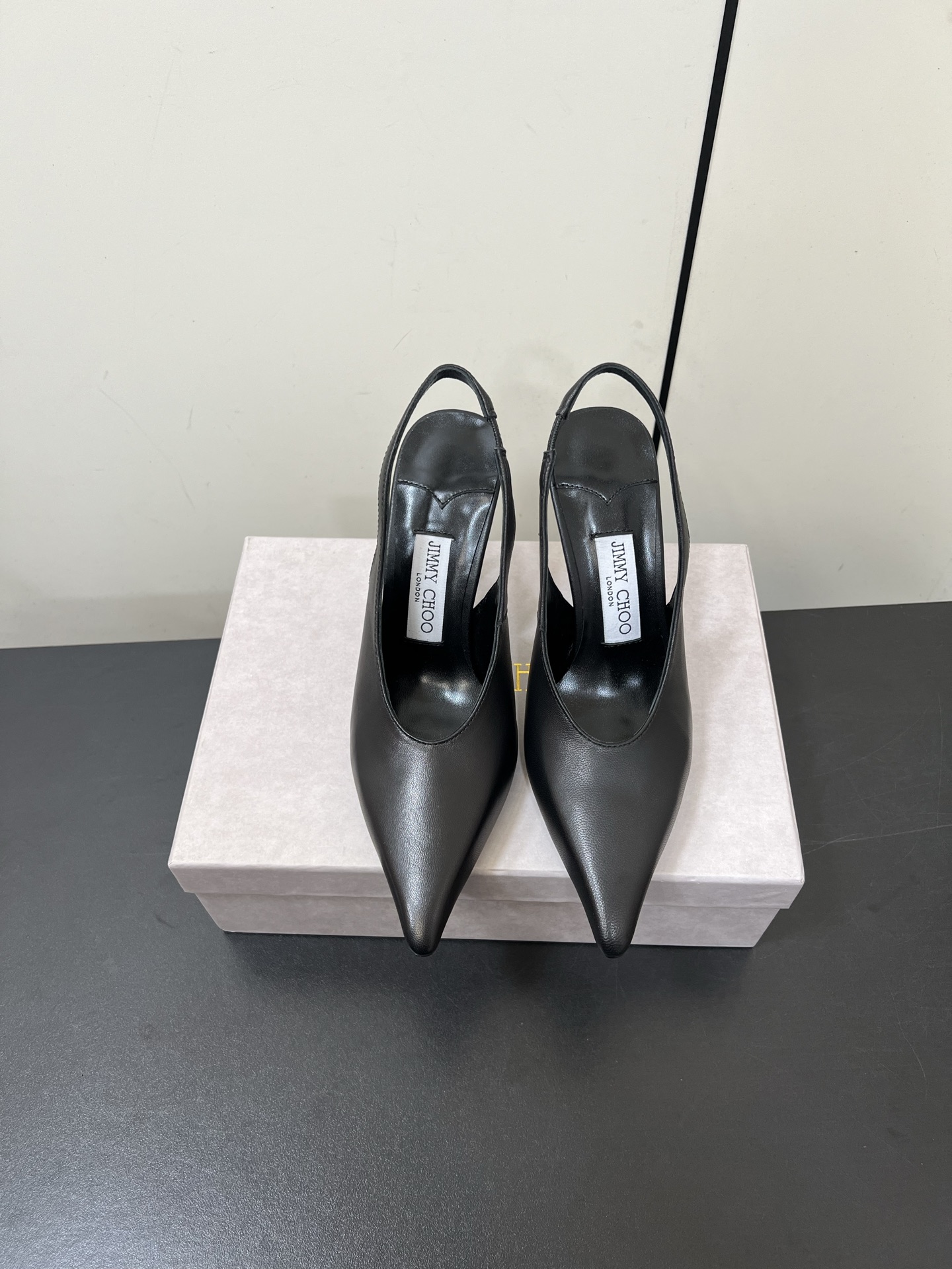 NO:721644,Jimmy Choo 25ss early spring pointed toe high-heeled shoes Yangjie 25 spring and summer series Stunning reunion Elegant encounter Beauty of collision Recommended by fashionable foreign bloggers for the same street style Bold and unique style Lambskin upper Fashionable atmosphere Elegant and beautiful Eye-catching and personalized square toe Changing styles Follow the camera, Italian leather outsole Heel height 9.5cm Size #35-42 (40 41  42 Customized (non-refundable), high heels and sandals, jimmy choo, sandals, high heels, sheepskin, Leather soles19860909Jimmy Choo 25ss早春尖头高跟单鞋 周仰杰25春夏系列 重逢惊艳 优雅邂逅 碰撞之美 时尚国外博主同款街拍推荐 造型大胆别致 小羊皮鞋面 时髦大气 优雅靓丽 吸睛个性方头 风格千变 镜头相随,意大利真皮大底  跟高9.5cm Size#35-42（40 41 42定制不退换）,高跟鞋凉鞋,jimmy choo,sandals,high heels,sheepskin,Leather soles,Women's Shoes