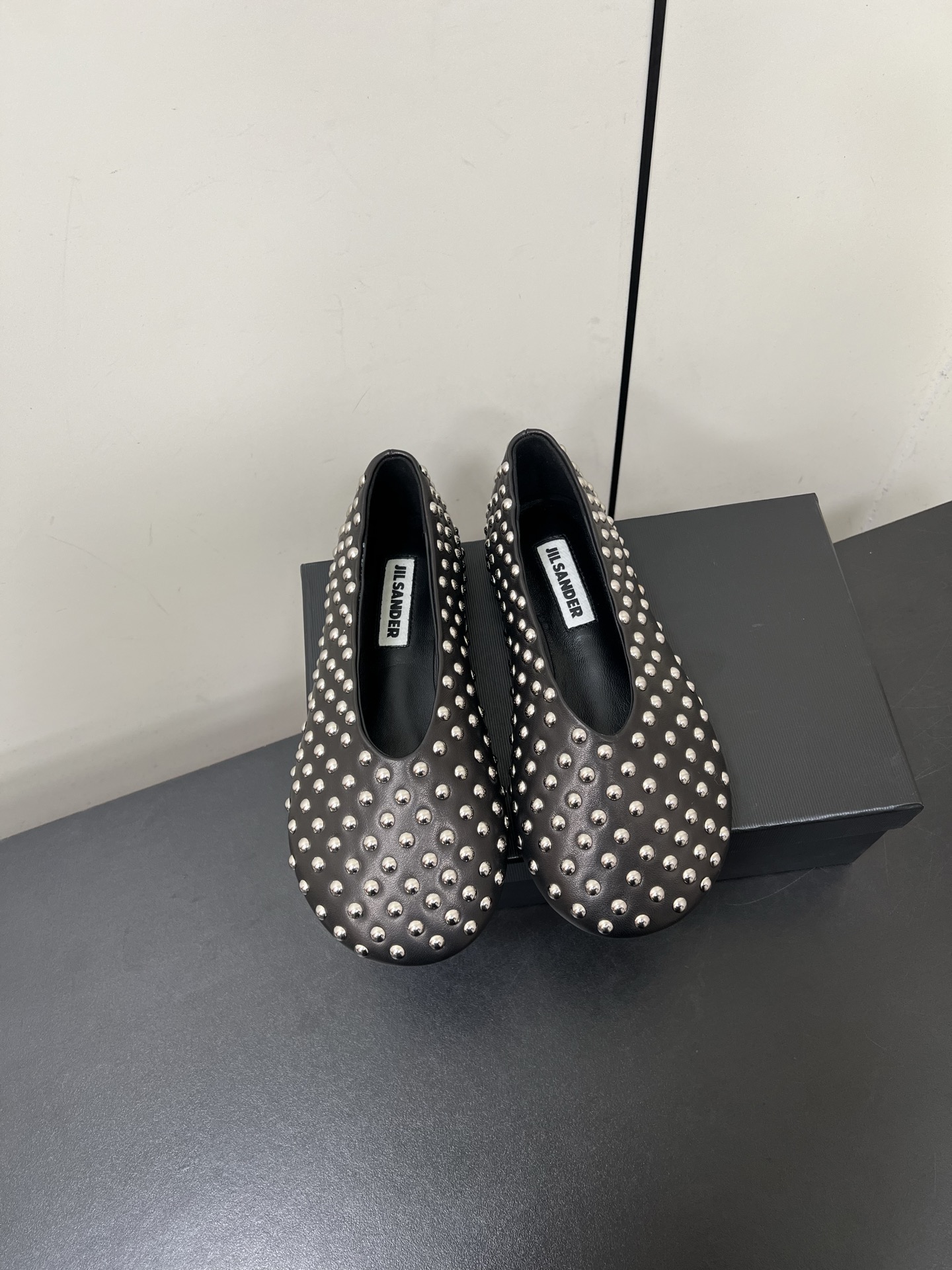 NO:787787,Jilsander2025 new round toe ballet flat rivet shoes Jil  Sander's modern-style sandals are eye-catching. The breeze blows gently. Every step under your feet should be light and comfortable. The first-layer calfskin upper is fully studded and has a soft and tough texture. The lining is made of delicate and skin-friendly sheepskin. The round toe part cleverly integrates the femininity and playfulness of women, adding to the overall look.  It adds a unique charm. The thin strap design cleverly shows off the lines of women's feet, making them look slimmer. The round head design cleverly balances comfort and fashion, so you won't feel tired even if you wear it for a long time. In the new year, let's walk lightly on our own fashion road!  Upper ZP custom calfskin, lining foot pads, water-dyed sheepskin, outsole, genuine leather injection molded outsole, size 35-40 (customized for 40, non-refundable), single shoes, jil sander, sandals, cowhide, sheepskin19860909Jilsander2025新款圆头芭蕾舞平底铆钉单鞋 Jil Sander这款现代风格凉鞋醒目吸睛,微风轻轻吹过,脚下的每一步都应该轻盈而自在.头层小牛皮鞋面打满铆钉,质感柔软坚韧,内里则选用了细腻亲肤的绵羊皮.圆头部分巧妙地融入了女性的柔美与俏皮,为整体造型增添了一抹独特的魅力.细带的设计巧妙地展示了女性的足部线条,使其看起来更加纤细,圆头设计则巧妙地平衡了舒适与时尚,即使长时间穿着也不会感到疲惫.新的一年,让我们一起轻盈地走在属于自己的时尚之路上吧！ 鞋面ZP定制小牛皮 内里垫脚水染羊皮 大底真皮注塑大底 码数35-40（40定做不退换）,单鞋,jil sander,sandals,cowhide,sheepskin,Women's Shoes