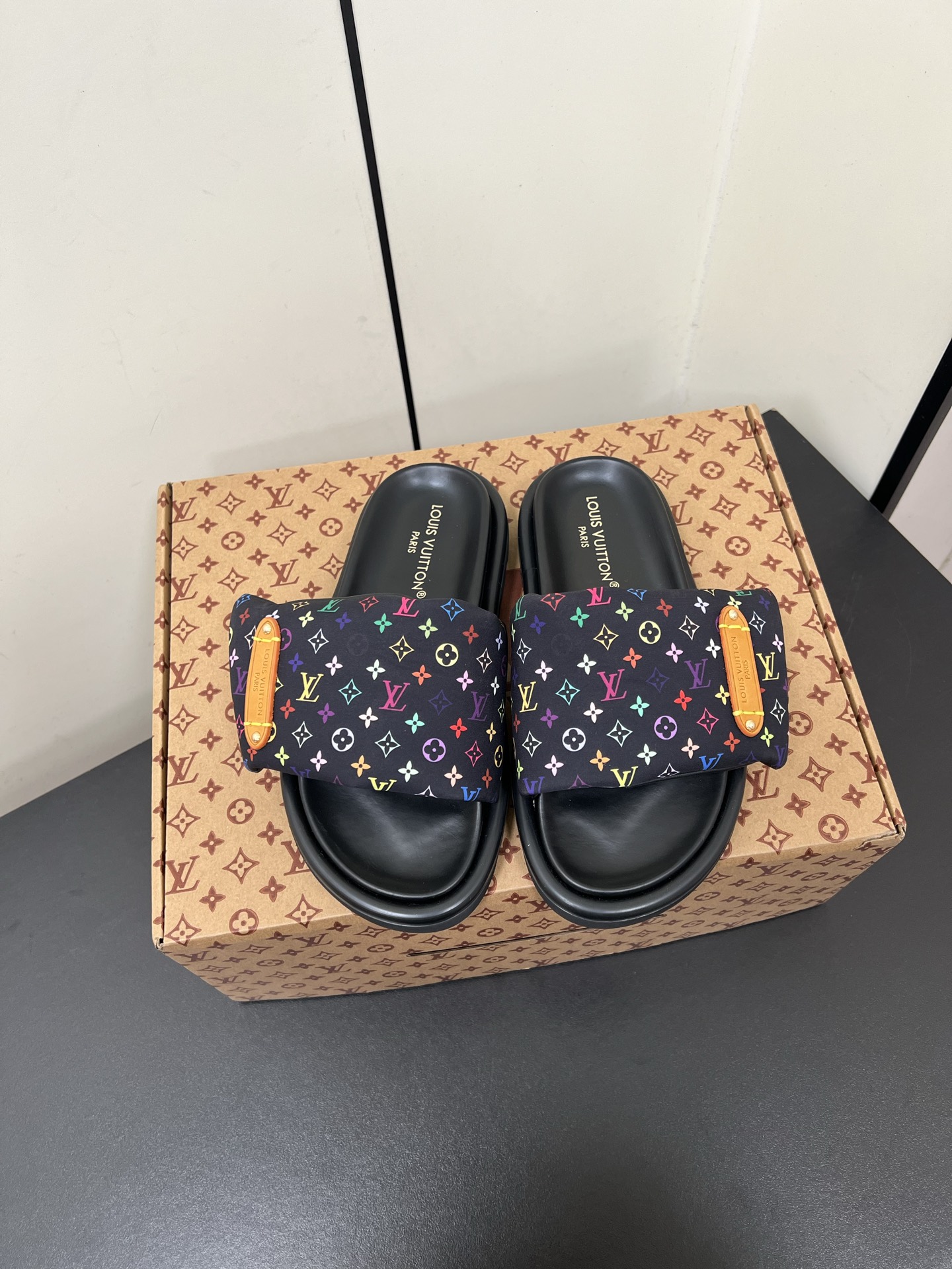 NO:262546,Louis Vuitton LV counter synchronous 25ss summer new slippers, lazy outfit, I started looking forward to summer Denim Girl size, practical, versatile, easy to wear, Velcro sandals, high instep, can be adjusted, the upper is soft, the shoes are not heavy, it is quite comfortable to wear. Size: 35-45 (for women 40 men 45 custom-made, no return or exchange), slippers, louis vuitton, louis vuitton, louis vuitton, slippers19860909Louis Vuitton 路易威登 LV专柜同步25ss夏季新款拖鞋 慵懒感穿搭bi备 开始期待夏天Denim Girl码住,实用,百搭,又好穿 了,魔术贴凉拖,脚背高也不用担心,可以调 节,鞋面比较软的,鞋子也不算重,穿起来蛮舒 服. Size:35—45（女40男45定制不退换）,拖鞋,louis vuitton,louis vuitton,louis vuitton,slippers,Women's Shoes