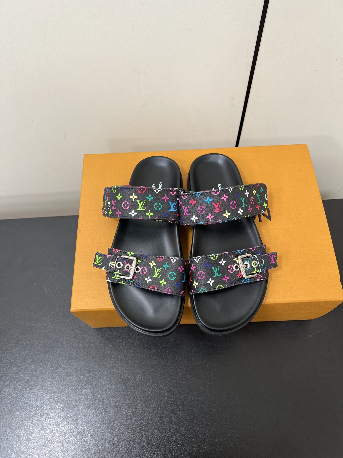 NO:262549,Men's LOUIS VUITTON | Louis Vuitton's latest hot spring and summer Velcro series... Couple thick-soled slippers are new, upper LV imported 5D printed floral cloth, silk lining, original molded sole, shoe size: 35-45 (female 40, male 45 customized, non-return and exchange) Sole height: 3 cm Original full set of gift box packaging, slippers, louis vuitton, louis vuitton, louis vuitton, louis vuitton, slippers19860909男款LOUIS VUITTON | 路易威登春夏最新爆款魔术贴系列……情侣款厚底拖鞋上新 鞋面LV进口5D打印花布,丝绸内里 大底原版开模大底 鞋码: 35-45（女40男45定制不退换） 底高 : 3厘米 原版全套礼盒包装,拖鞋,louis vuitton,louis vuitton,louis vuitton,slippers,Women's Shoes
