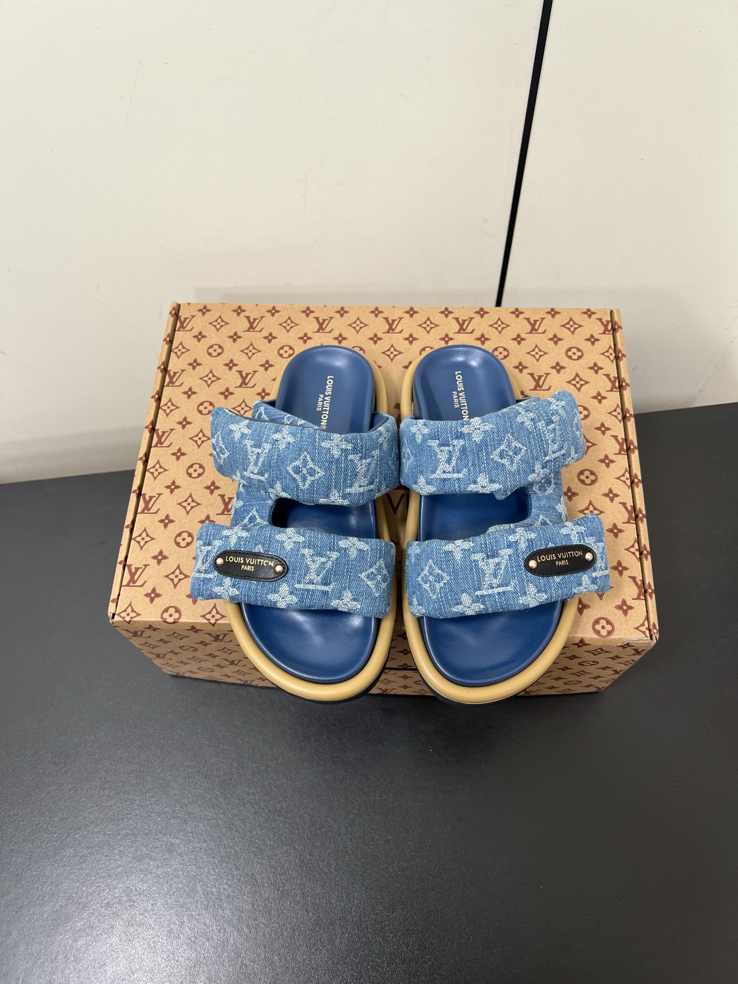 NO:262552,Men's LV hits are both colored and the same style as men and women. Couple size Louis Vuitton bread rolls. Another hit. Latest. Emphasis: Real down filling. The super hot presbyopia slippers that are at its peak. The foot feel of the soft and comfortable. Popular little red book. Premium lazy style... There is no pair of ugly slippers in summer. I have no soul. Today I will plant grass. 25 The rainbow color in spring is very suitable for this summer. It looks high-end. The full and fluffy effect of the relief silk design is particularly good. I fell in love with it inexplicably. The sole increases by 3 cm. The NICE Velcro design is wide and can make your feet look thin and beautiful. I love it in summer!  !  This design is so fashionable and the cool style can be matched!  !  Size#35-45, slippers, louis vuitton, louis vuitton, slippers, down jacket19860909男LV爆款齐色男女同款 情侣码  路易威登面包拖 又一爆款 最新 强调 真羽绒填充 LV一出即巅峰的超爆款的老花拖鞋面包的脚感 软绵绵的超舒服 火爆小红书 高级慵懒风.... 夏天没有一双丑拖鞋是没有灵魂的 今天就来种草了 25开春彩虹色太适合这个夏季了显高级 感 浮雕丝绸设计饱满蓬蓬的效果特别有好感 显白莫名其妙的爱上了.鞋底立增3公分, NICE 魔术贴的设计宽宽的可以显的脚好瘦好好看 夏天最爱！！ 这个设计太时尚了 酷酷的风格也可以搭配！！ Size#35-45,拖鞋,louis vuitton,louis vuitton,slippers,down jacket,Women's Shoes