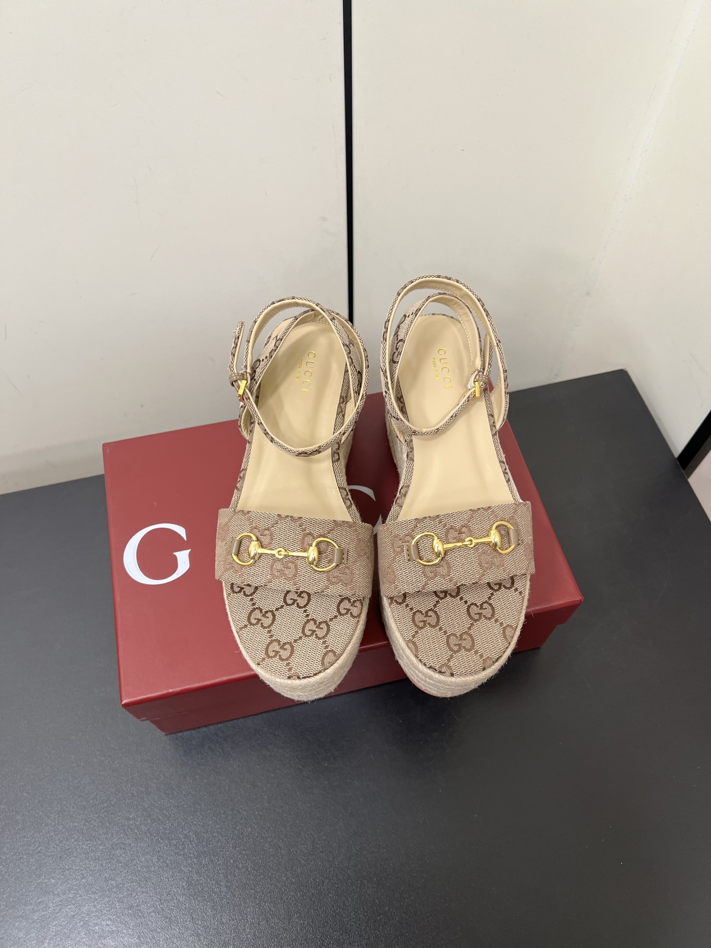 NO:262513,The latest Gucci Gu*chi latest hit series, wedge rope wrapped in water table - the counter is released simultaneously. The original European style, the foot is perfectly worn with this shoe, elegant and elegant, crystal clear, no matter the material of the accessories, it is unique 1:1 customization, must be made from the original version, the entire series is full of exciting and uncompromising elements. Upper: original old-fashioned cloth, inner lining: sheepskin footbed: sheepskin, outsole: imported from Italy, water table height 8CM, packaging: original full package, size: 35-42 (40.41.42 customization, no return and exchange), sandals, gucci, sandals, sheepskin19860909专柜最新款Gucci古*驰最新爆款系列 坡跟麻绳包水台-专柜同步发售 原汁原味的欧式风格,上脚非常完美穿搭上配此鞋,优雅大方,晶莹剔透,无论种各配件材质,都是家独1:1定制,必到做原版零距离,整系个列都充了满令兴人奋意和外的元结素合 鞋面:原版老花布 内里:羊皮 垫脚:羊皮 大底:进口意大利 水台高8CM 包装:原版全套包装 码数:35-42(40.41.42定制不退换),凉鞋,gucci,sandals,sheepskin,Women's Shoes