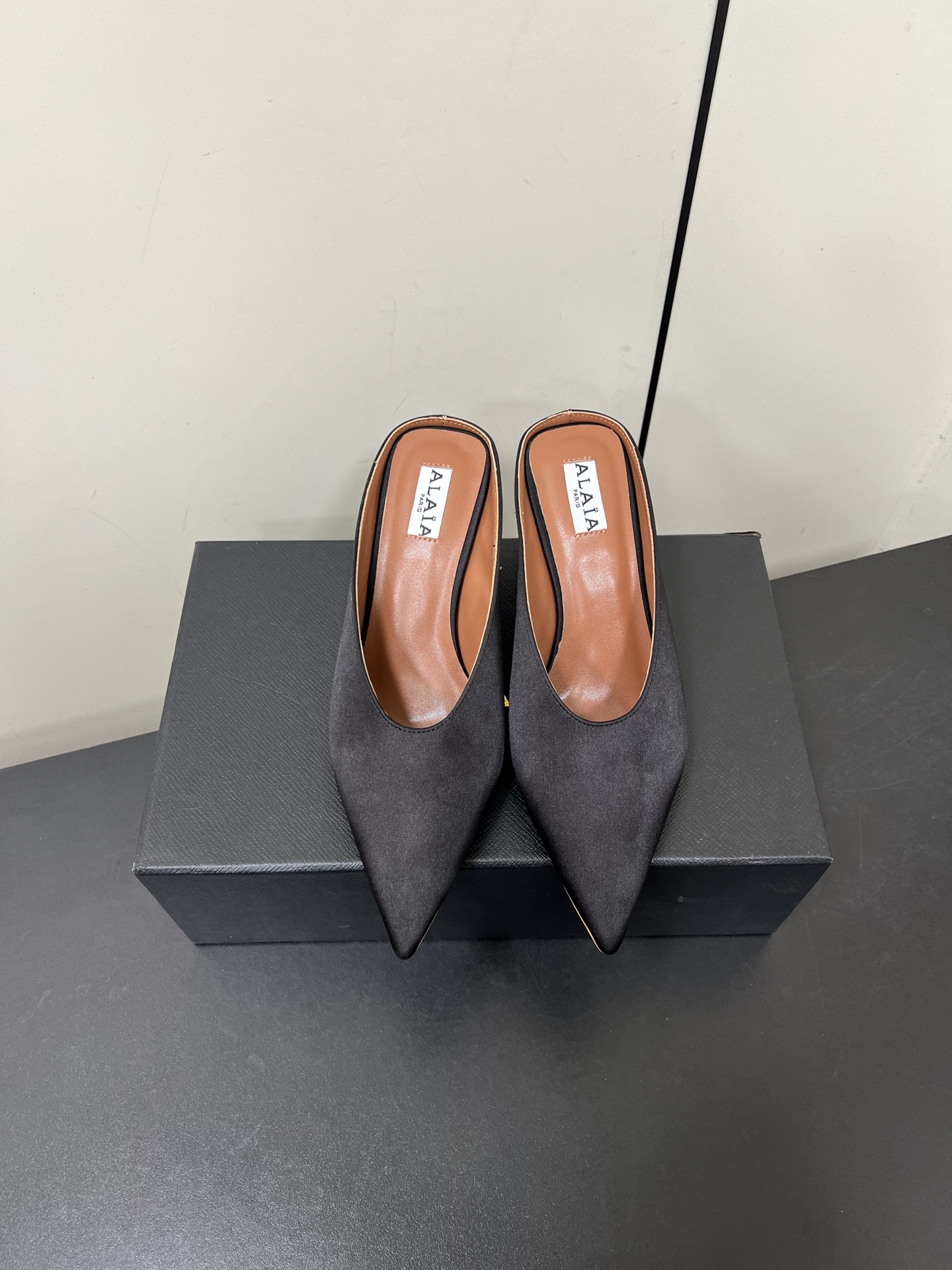 NO:262538,Alaia's new spring and summer silk wedge pointed toe Baotou Muller trails, special-shaped heeled muller shoes, asymmetrical design breaks the convention, releases unique aura, pointed toe outlines neat lines, and easily walks at the forefront of fashion. Every step is taken to show a modern attitude!  The upper is made of imported silk satin, inner foot pad imported sheepskin, original color genuine leather outsole, size: 35-41 (40.41 custom made without return and exchange) with original packaging, semi-torque, alaia, sheepskin, real silk, silk fabric, Leather soles19860909Alaia春夏新品真丝坡跟尖头包头穆勒拖 异形跟穆勒鞋 不对称设计打破常规 释放独特气场 尖头勾勒利落线条 轻松游走于时尚前沿 每一步都踏出摩登态度 ！ 鞋面采用进口真丝绸缎 内里垫脚进口羊皮 原色真皮大底 码数:35-41（40.41定做不退换） 配原版包装,半拖,alaia,sheepskin,real silk,silk fabric,Leather soles,Women's Shoes