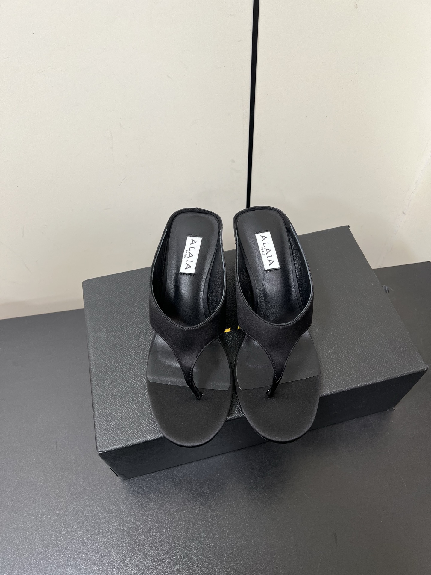 NO:262535,Alaia's new spring and summer simple silk wedge sandals and slippers, special-shaped wedge mules, release unique aura, pointed toe outlines neat lines, and easily walk at the forefront of fashion. Every step is taken to show a modern attitude!  The upper is made of imported silk satin, the inner foot pad is imported sheepskin original color genuine leather sole Size: 35-41 (40 41 custom made without return) With original packaging, split-toed shoes, alaia, sandals, slippers, sheepskin, real silk, silk fabric, Leather soles19860909Alaia春夏新品简易真丝坡跟夹脚凉鞋拖鞋 异形坡跟穆勒鞋 释放独特气场 尖头勾勒利落线条 轻松游走于时尚前沿 每一步都踏出摩登态度 ！ 鞋面采用进口真丝绸缎 内里垫脚进口羊皮原色真皮大底 码数:35-41（40 41定做不退换） 配原版包装,分趾鞋,alaia,sandals,slippers,sheepskin,real silk,silk fabric,Leather soles,Women's Shoes