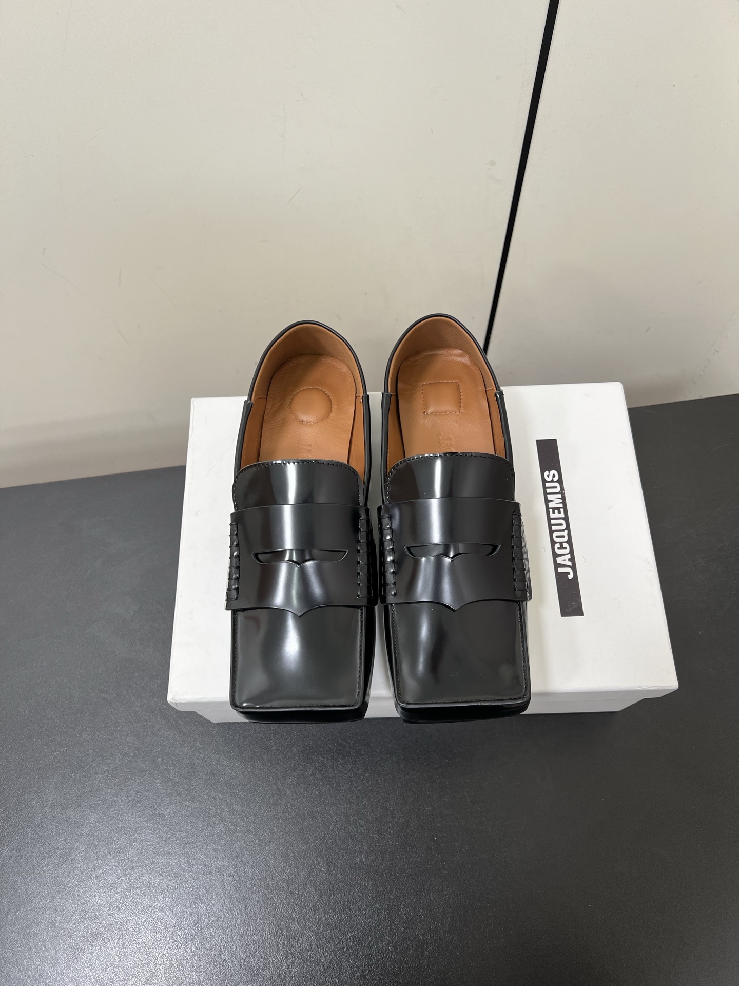 NO:262532,jacquemus 25ss square-head loafers are beautiful and practical new products in early spring, simple and casually wearing to create a fashionable feel. The square-head design is really fashionable!  Jeans and small skirts are no problem!  Coco lovely without a head, boxy, a must-have for fashionable talent!  Upper open-mark beaded cowhide/grain cowhide/sheep lining inner sheepskin original outsole size 35-40 (40 custom made without return or exchange), loafers, loafers, skirts, jeans, cowhide, sheepskin, sheep19860909jacquemus 25ss方头乐福鞋 美丽且实用的早春新品,简单随意穿出时髦感,方头设计真的好时髦！牛仔裤 小裙子搭配不在话下！可可爱爱没有脑袋 四方方的 时髦精必入的一款！ 鞋面开标珠牛皮/粒面牛皮/羊猄 内里羊皮 大底原版大底 码数35-40（40定制不退换）,乐福鞋,loafers,skirts,jeans,cowhide,sheepskin,sheep,Women's Shoes