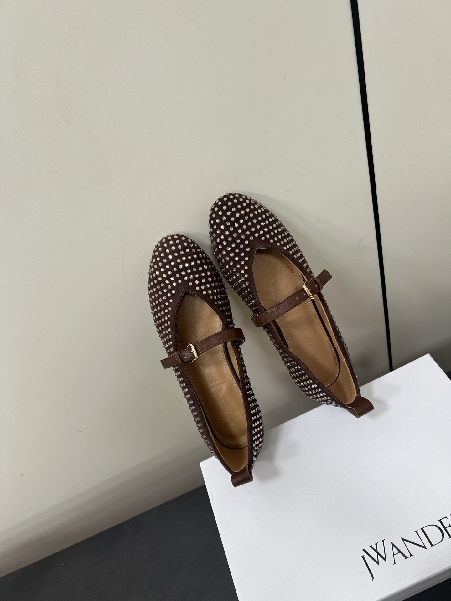 JW Anderson’s Fresh Mary Jane Ballet Shoes with Glamorous Black Diamonds - 图片 5