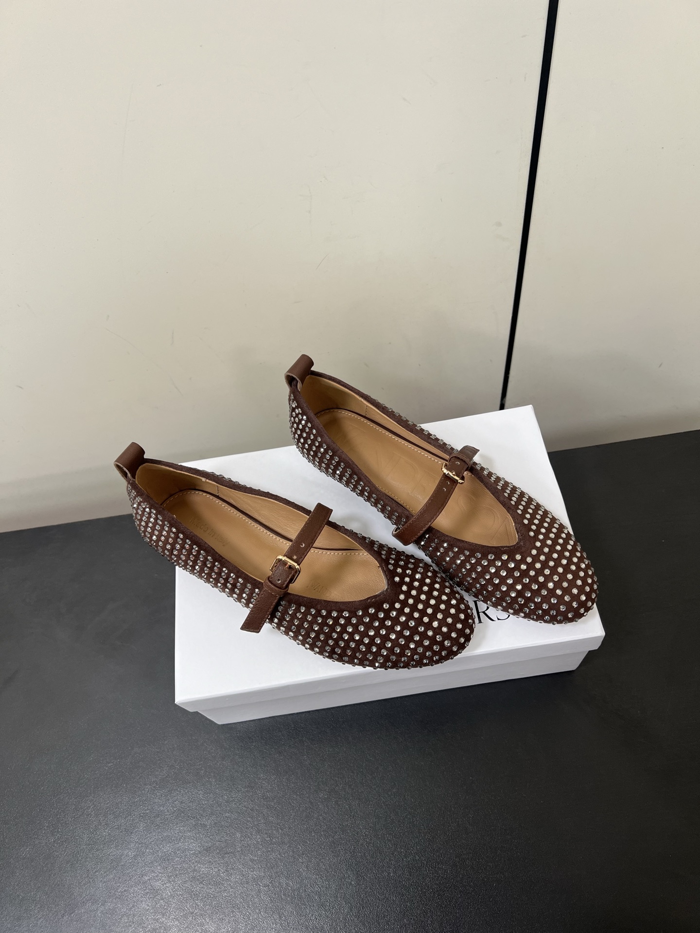 JW Anderson’s Fresh Mary Jane Ballet Shoes with Glamorous Black Diamonds - 图片 2