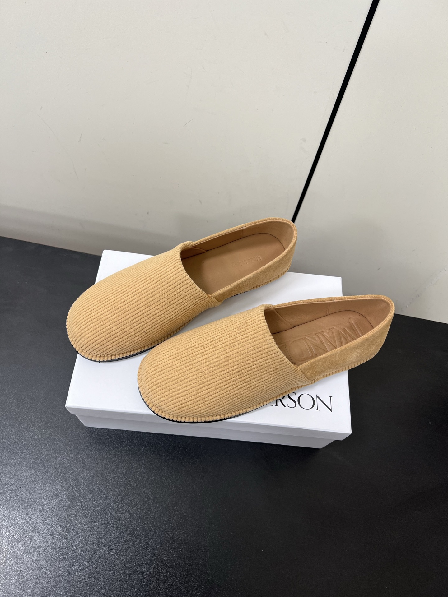 JW Anderson’s Simple Slashed Bluff Shoes: Natural, Clean, and Practical - 图片 3