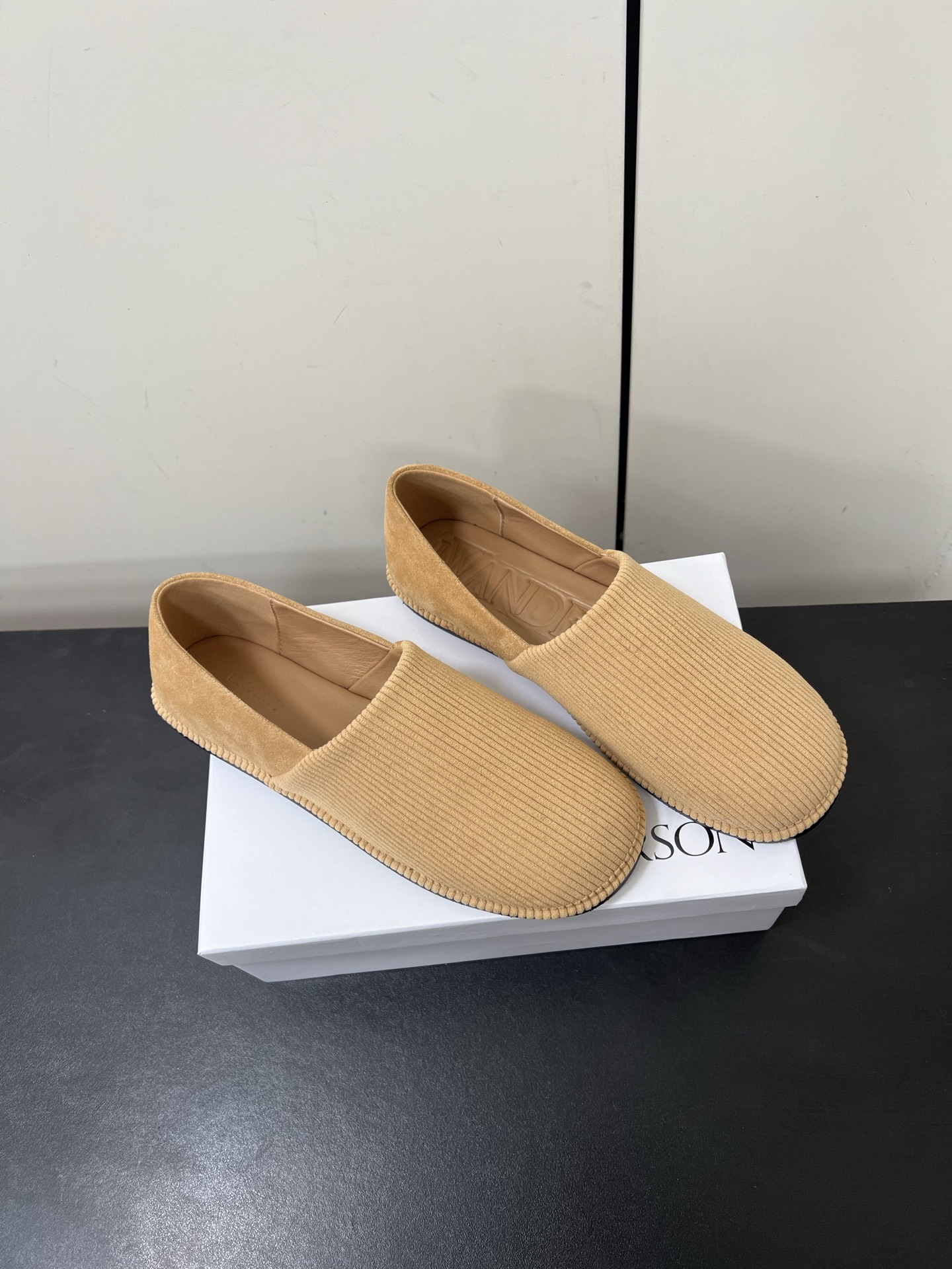 JW Anderson’s Simple Slashed Bluff Shoes: Natural, Clean, and Practical - 图片 2