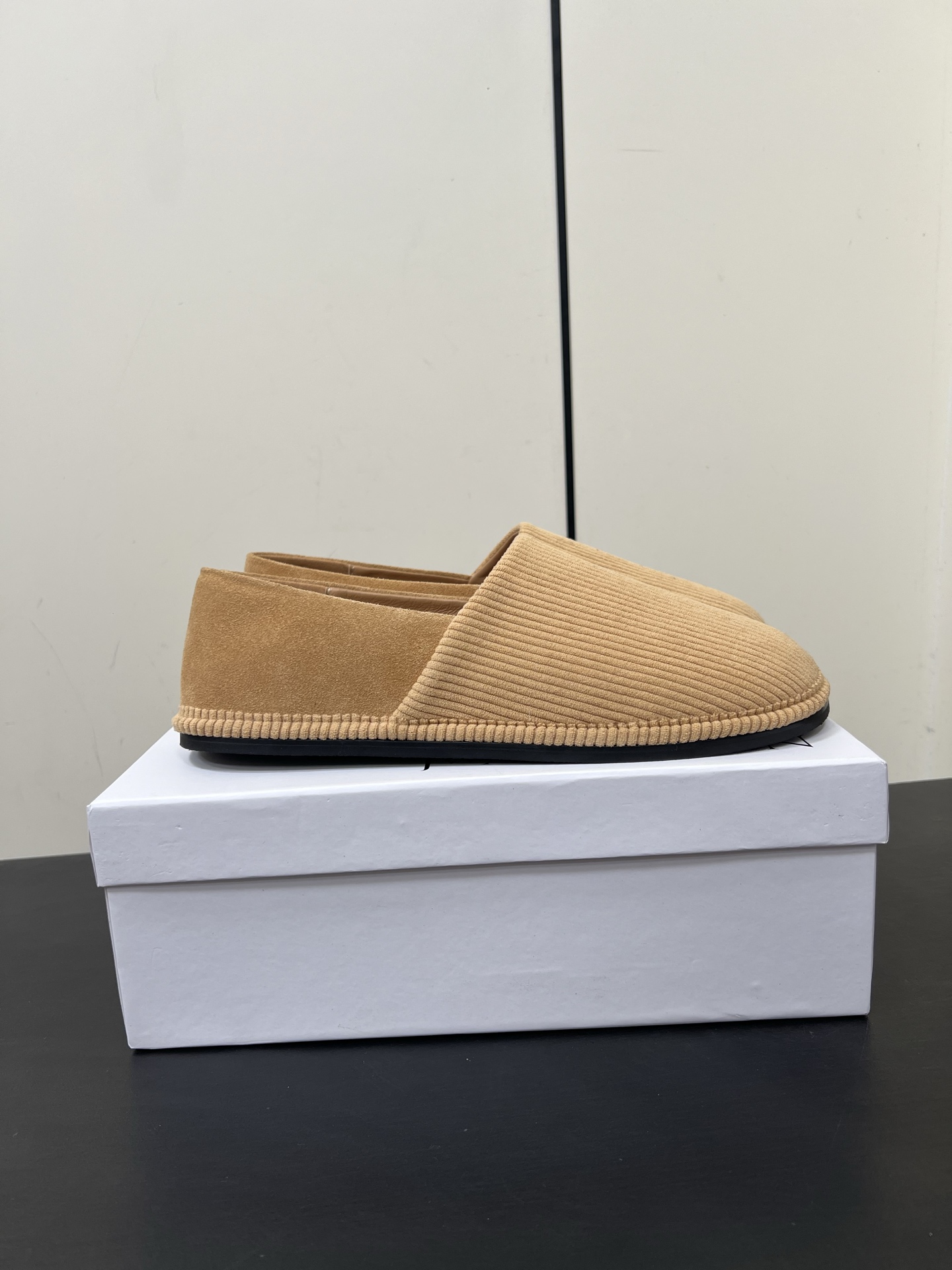 JW Anderson’s Simple Slashed Bluff Shoes: Natural, Clean, and Practical - 图片 4