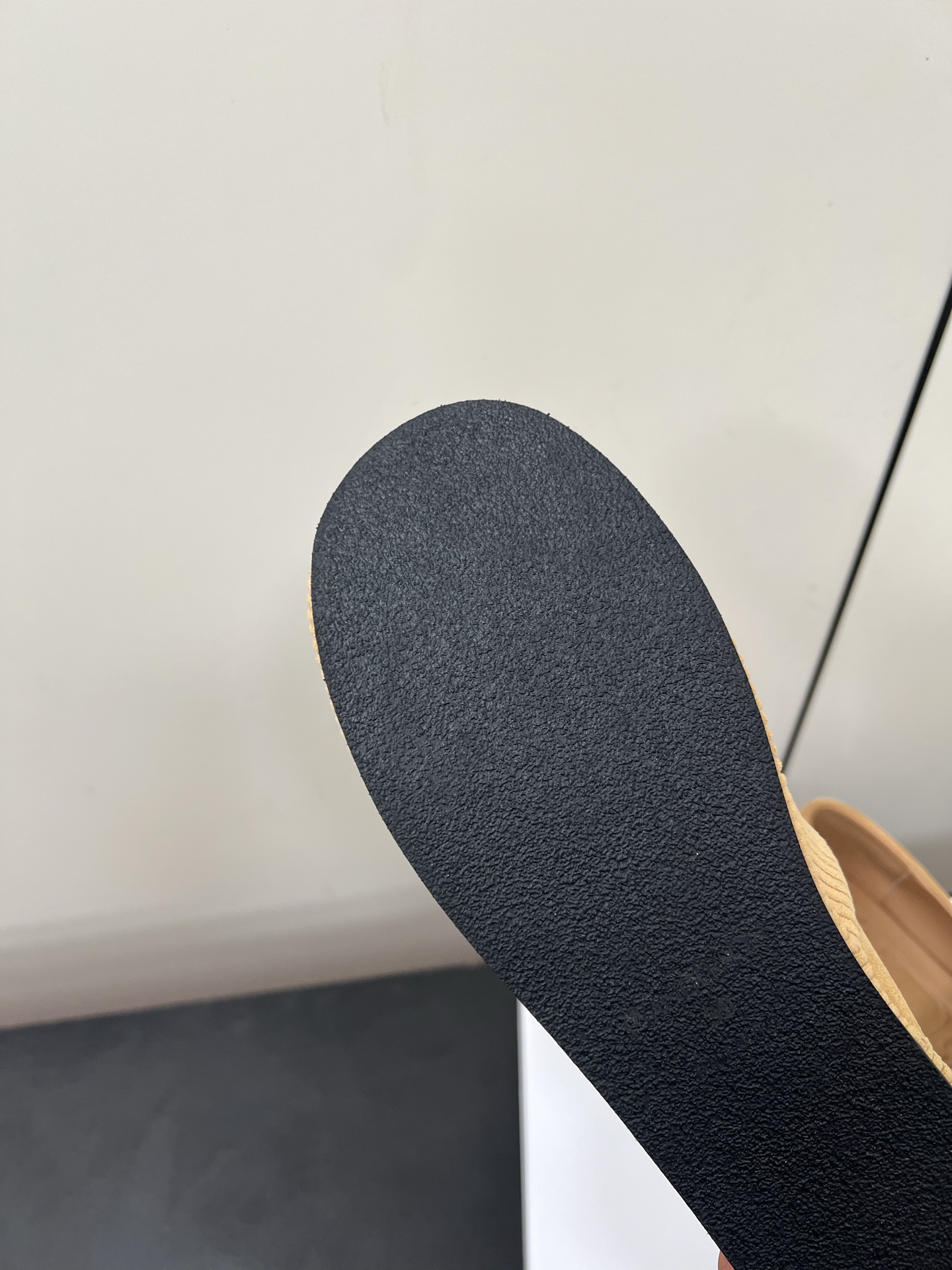 JW Anderson’s Simple Slashed Bluff Shoes: Natural, Clean, and Practical - 图片 9