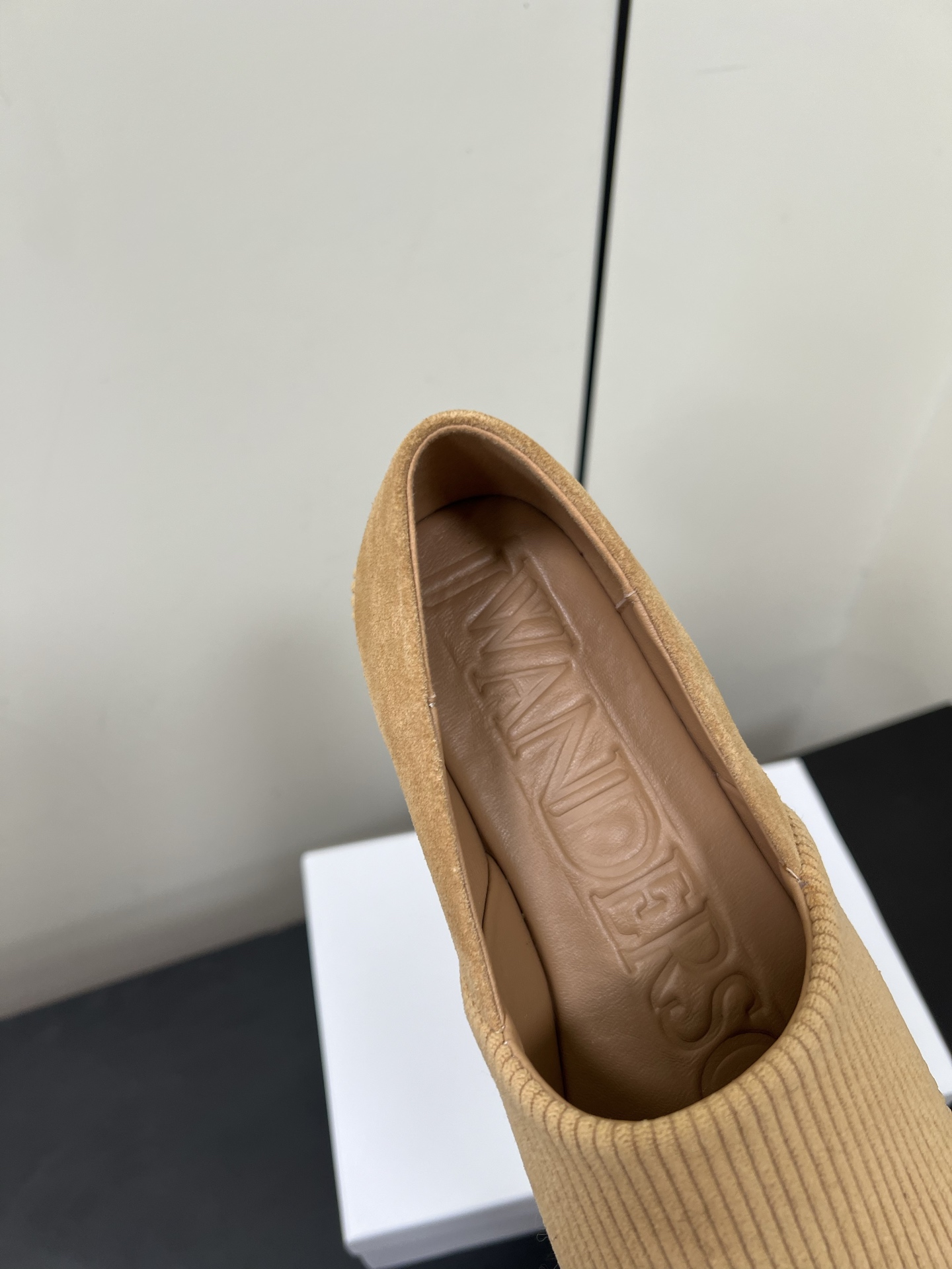 JW Anderson’s Simple Slashed Bluff Shoes: Natural, Clean, and Practical - 图片 8