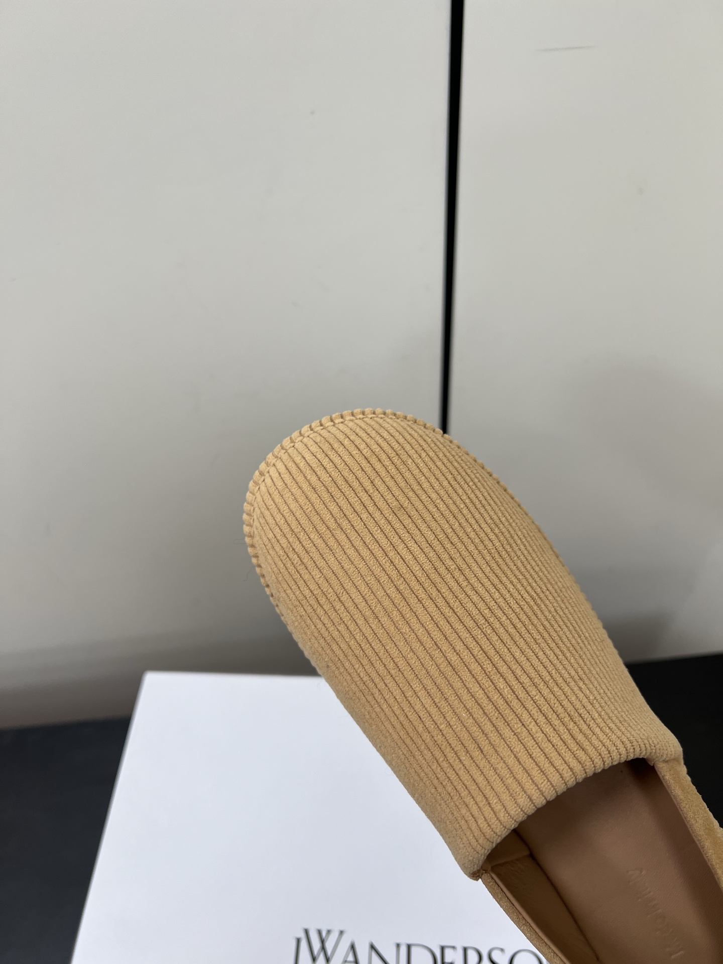 JW Anderson’s Simple Slashed Bluff Shoes: Natural, Clean, and Practical - 图片 6