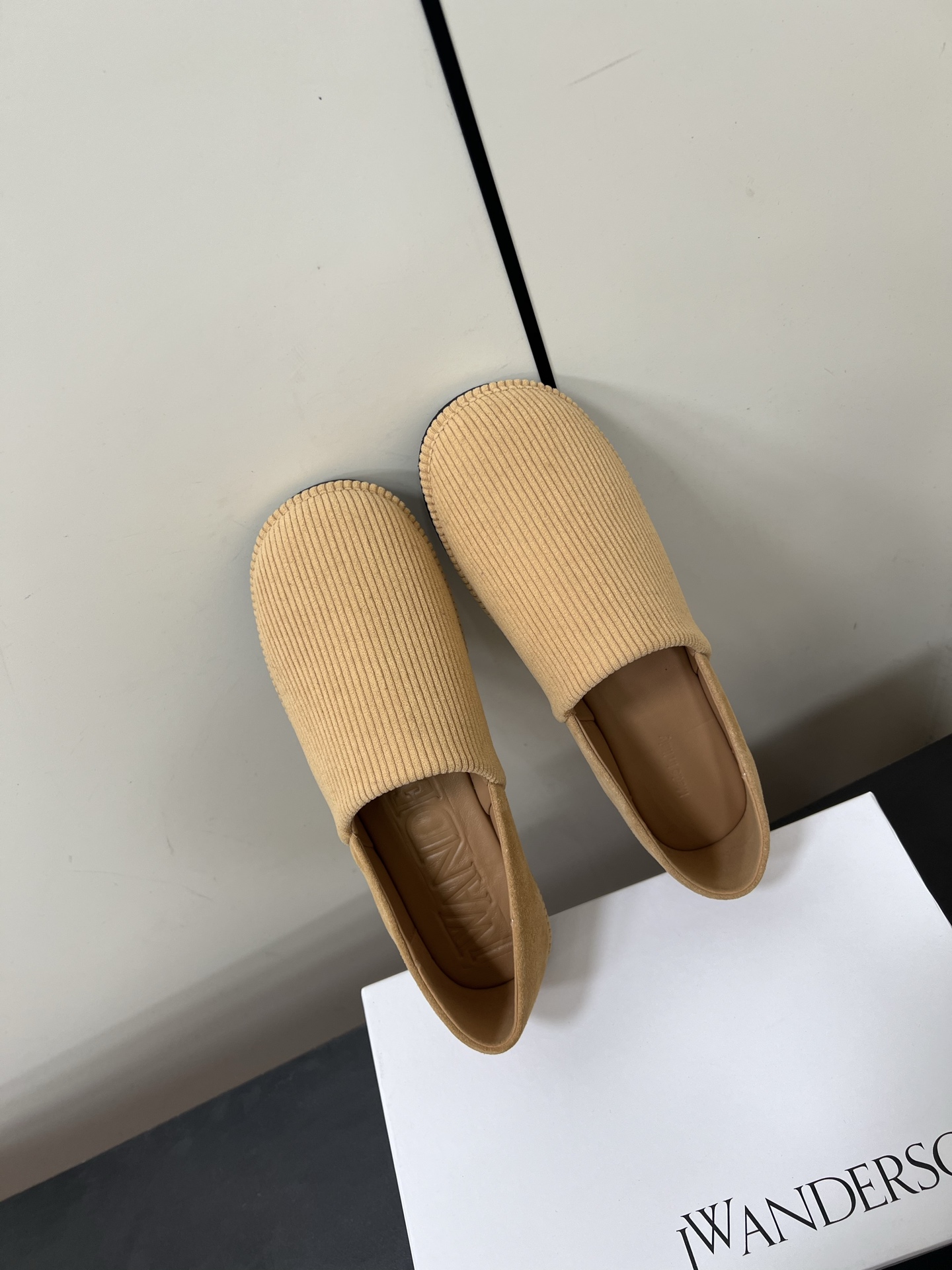 JW Anderson’s Simple Slashed Bluff Shoes: Natural, Clean, and Practical - 图片 5