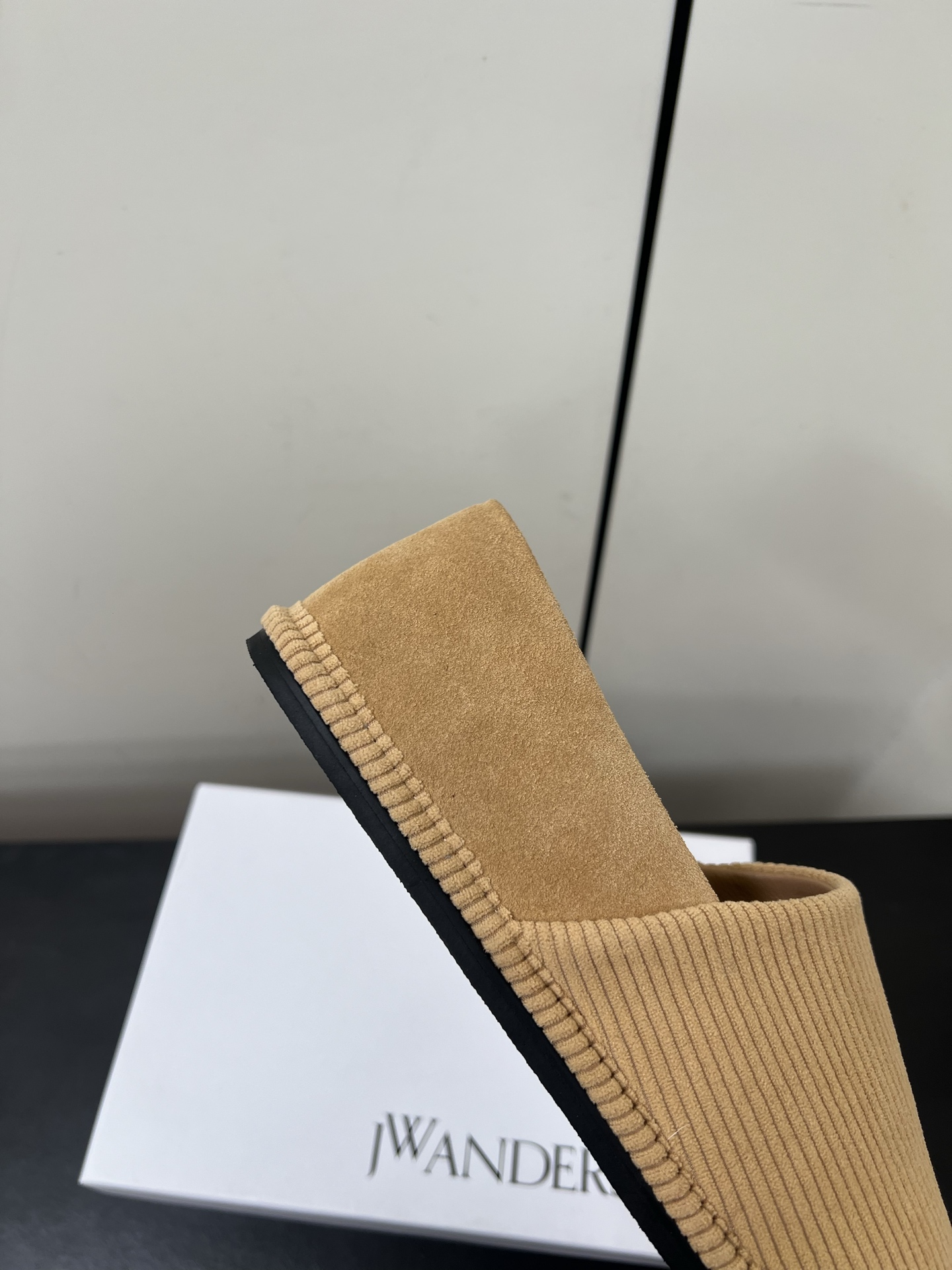 JW Anderson’s Simple Slashed Bluff Shoes: Natural, Clean, and Practical - 图片 7