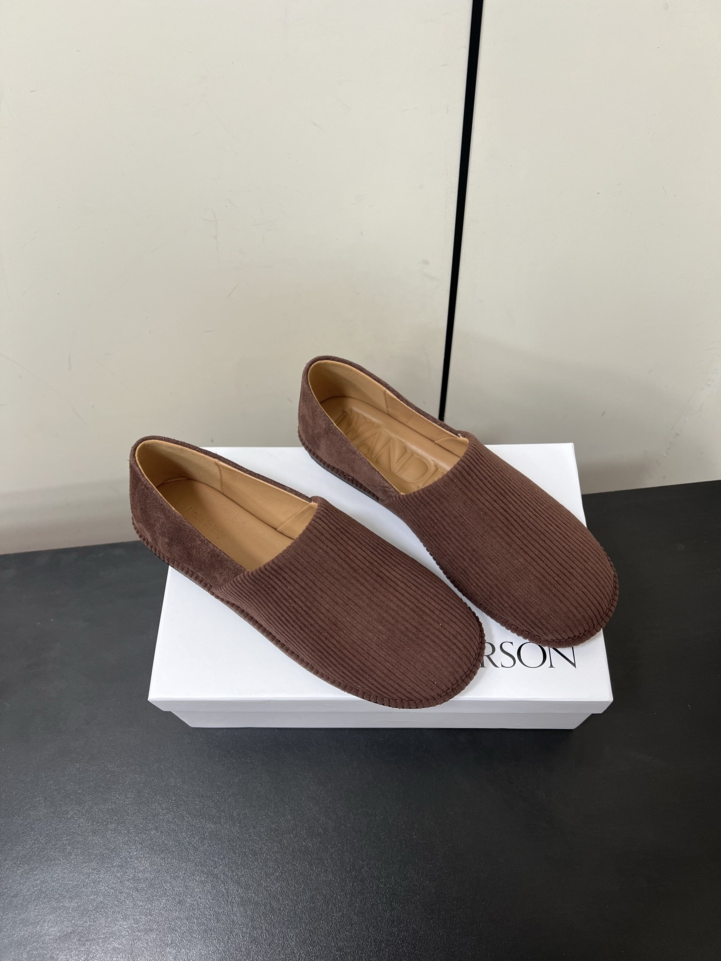 JW Anderson’s Simple Slashed Bluff Shoes: Natural, Practical, Stylish Design in Original Materials - 图片 2