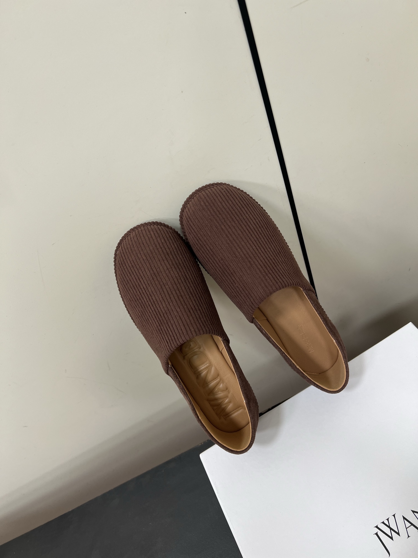 JW Anderson’s Simple Slashed Bluff Shoes: Natural, Practical, Stylish Design in Original Materials - 图片 5