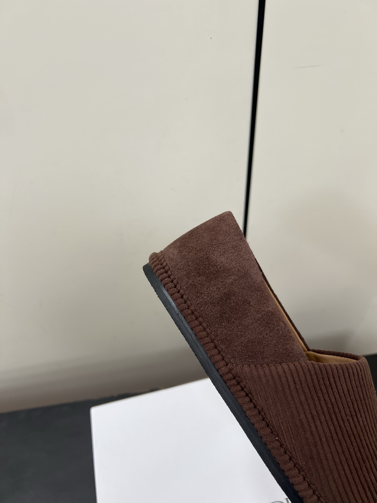 JW Anderson’s Simple Slashed Bluff Shoes: Natural, Practical, Stylish Design in Original Materials - 图片 9