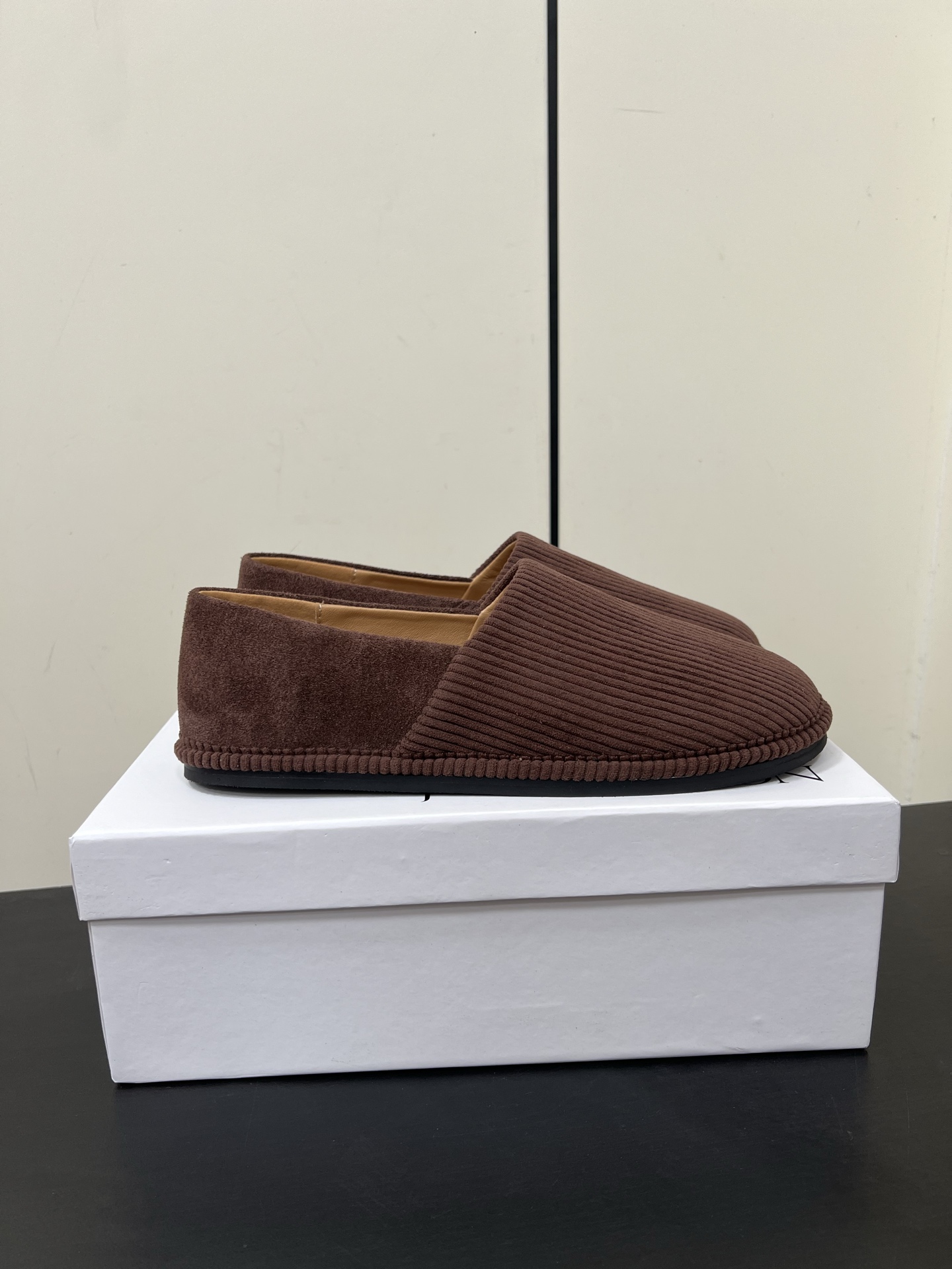 JW Anderson’s Simple Slashed Bluff Shoes: Natural, Practical, Stylish Design in Original Materials - 图片 4