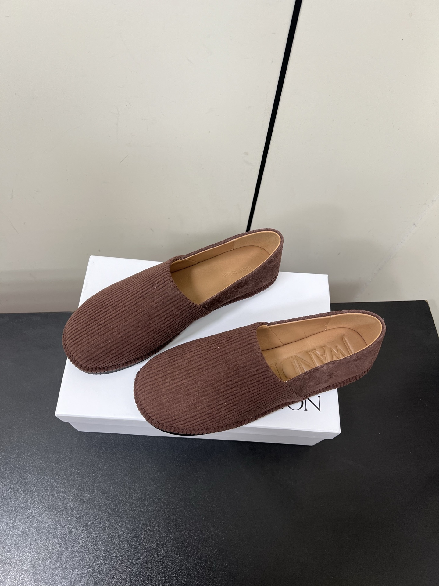 JW Anderson’s Simple Slashed Bluff Shoes: Natural, Practical, Stylish Design in Original Materials - 图片 3