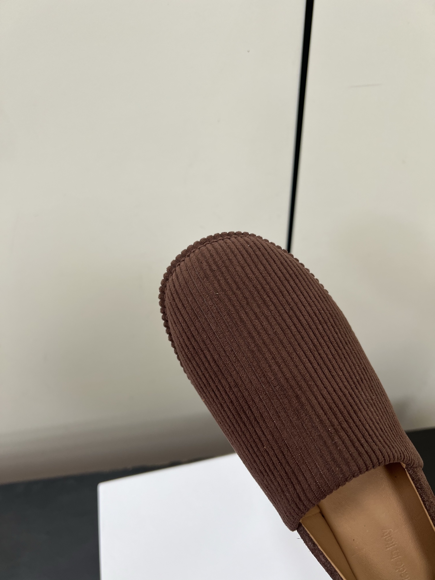 JW Anderson’s Simple Slashed Bluff Shoes: Natural, Practical, Stylish Design in Original Materials - 图片 6