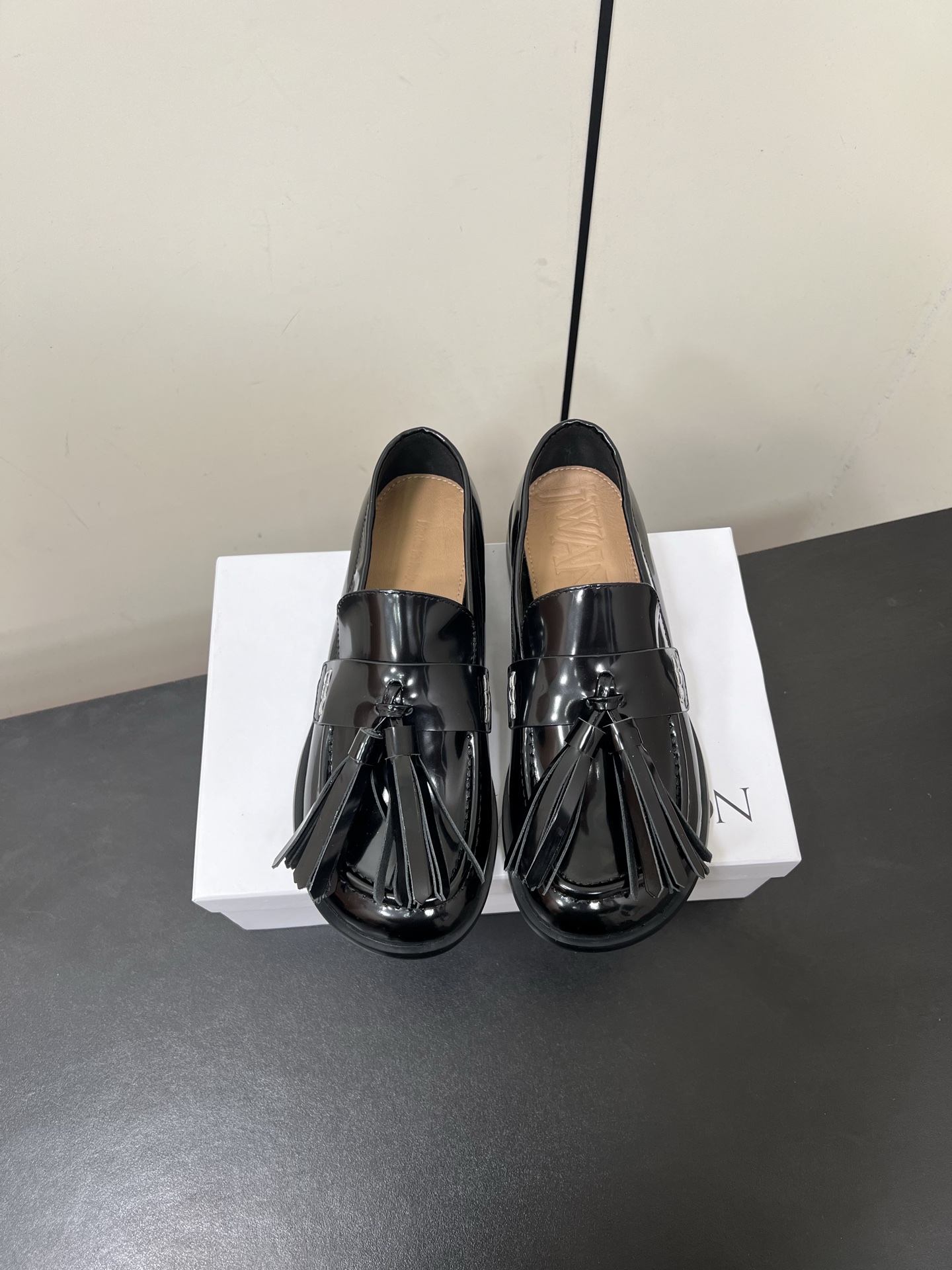 NO:262529,Jwanderson 25/Spring and Summer New Lantern Knot Flat Loafers There are exaggerated lantern shoes on the upper, and the humorous toe carries a cuteness that ignores others. When you walk, the two spikes on the upper walk very happily! The upper with open edge beads is also very loose, and the overall foot is very age-reducing. The thin sole foot is also very light and very versatile! When I saw the joy of my shoes jumping off while walking, my whole sense of class was removed! Material open beads, inner lining, original sole, shoe size 35-39 (40 custom made, no return or exchange), loafers, loafers19860909Jwanderson 25/春夏新款 灯笼结平底乐福鞋 鞋面有夸大的灯笼鞋,幽默十足的鞋头带着一种不顾他人的可爱,走起来,鞋面的两只小穗走起来也十分欢快！采用开边珠的鞋面也十分的跳脱,整体上脚就非常的减龄～薄底上脚也十分轻便,十分百搭！走路上看见鞋子跳脱的欢快,整个人班味都去除了！ 材质开边珠 内里牛里 大底原版大底 鞋码35-39(40定做不退換）,乐福鞋,loafers,Women's Shoes