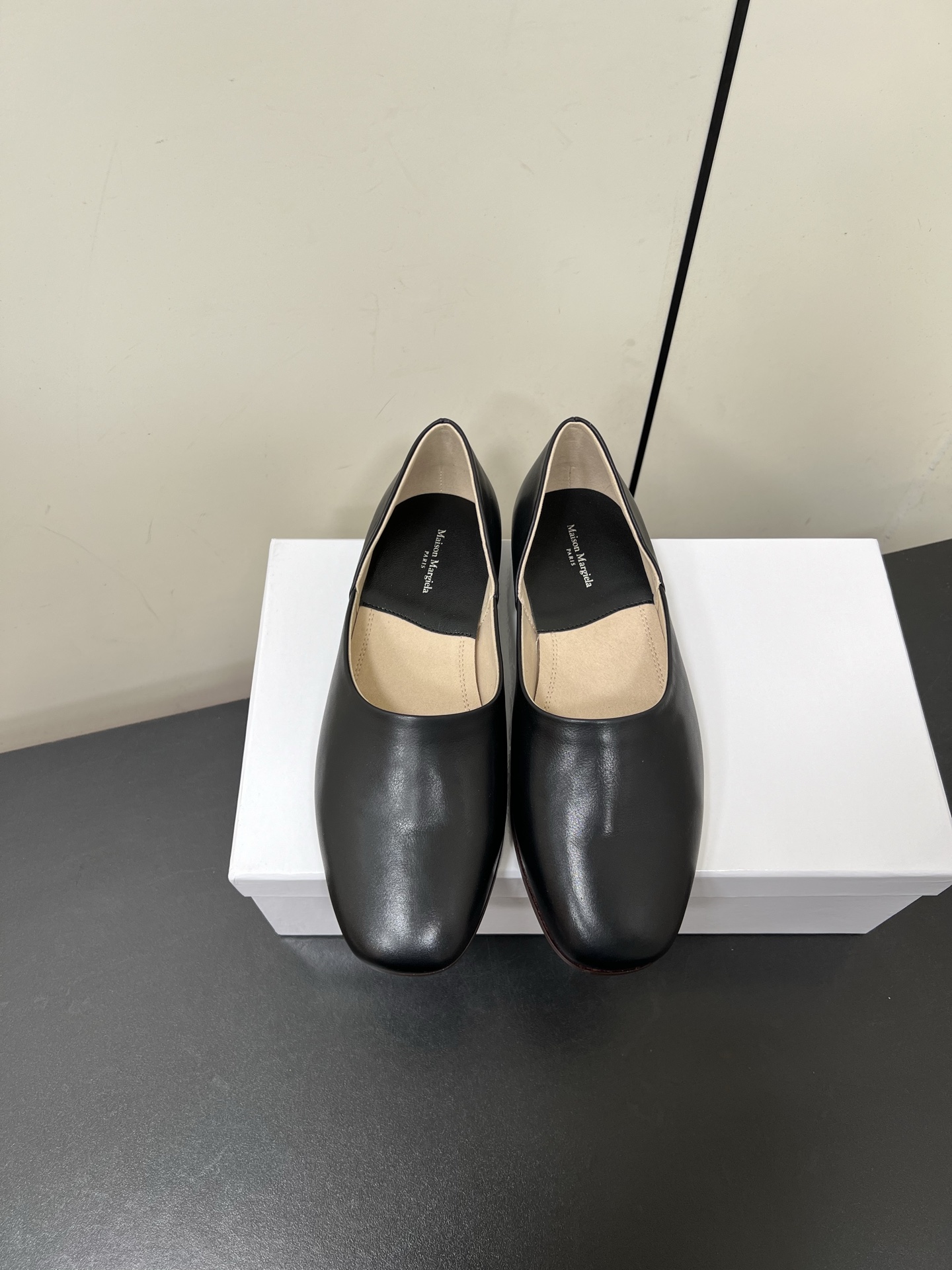 NO:262526,Majra's new latest super flat-sole lazy shoes ballet shoes needless to say the comfort will definitely be very comfortable. The silhouette The unique fabric and contrasting materials are MM6 Maison Magical, which is worth looking forward to. This ballet shoes are made of very textured top-layer calfskin, cowhide inner/foot-pad elegance. Italian leather outsole is absolutely amazing. Size: 35-39 (40 custom made without return), single shoes, masion margiela, masion margiela, cowhide, Leather soles19860909马吉拉新品最近超级的平底一脚蹬懒人鞋芭蕾舞鞋 舒适度不用说 肯定会很舒服的 廓形 独具匠心的布料和对比材质的拼贴均是 MM6 Maison Magical,值得期待的特色 这款芭蕾舞鞋采用很有质感的头层小牛皮,牛皮内里/垫脚小方头的雅致 意大利真皮大底 简直绝绝子了 码数:35-39（40定做不退换）,单鞋,masion margiela,masion margiela,cowhide,Leather soles,Women's Shoes