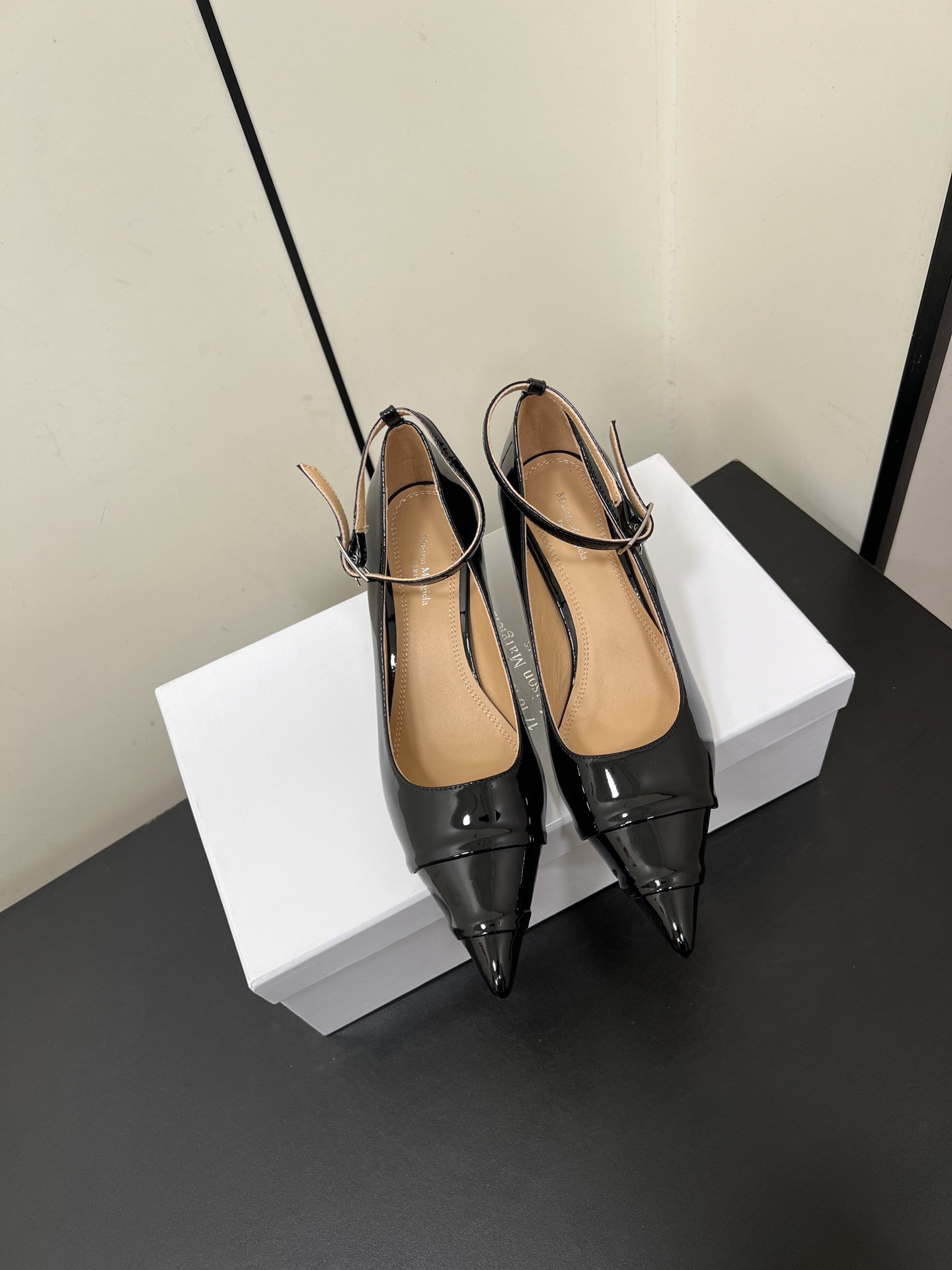 NO:262524,MaisonMargiela｜Maison MM6 Cat and Sexy Pointed New Style is coming!  It's so fragrant, beautiful, colorful and sexy goddess is coming to her face!  Fashion items that cannot be missed Simple and stylish beauty Fashion age-reducing artifact Simple and high-end design while meeting daily life Leisure and vacation versatile Zhenxin Bashi Original soft cow patent leather fabric Inner sheepskin Inner size 35-40 (40 custom made without return or exchange), high heels single shoes, masion margiela, masion margiela, high heels, sheepskin19860909MaisonMargiela｜马吉拉 MM6 猫跟性感尖头新款火爆来袭！ 太香了,靓丽多彩性感女神扑面而来！ 不容错过的时尚单品 简单又有格调的美 时尚减龄神器 简单高级的设计 同时满足日常 休闲渡假 百搭 真心巴适  原版软牛漆皮面料 内里羊皮内里 码数35—40（40订做不退换）,高跟鞋单鞋,masion margiela,masion margiela,high heels,sheepskin,Women's Shoes