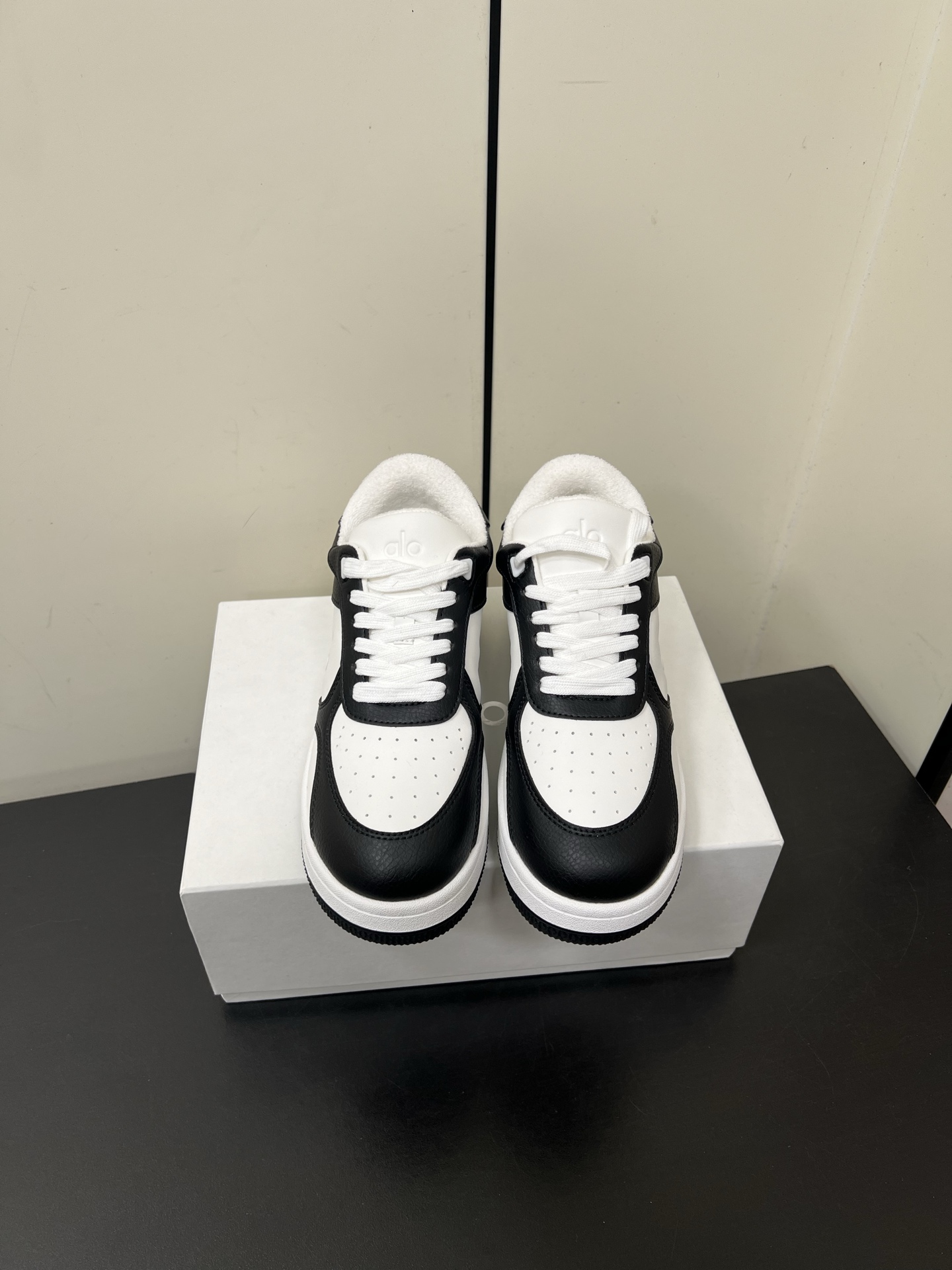 NO:262518,alo25s spring and summer new style color-blocking white shoes thick-soled comfortable and casual style alo understands girls better than Nike!  Super versatile!  And super comfortable!  It's a thick bottom but it's not heavy at all on the feet!  Very lightweight!  It looks better when putting on socks!  And it is recommended by celebrities. It is a model that increases your legs and makes your legs look thinner!  Super suitable for us small girls~ the shoes are also a classic color-blocking and contrasting design with the delicate leather texture on the upper!  !  Material cowhide, inner terry towel cloth inner terry, pure natural rubber outsole 35-40 (40 women's non-return and exchange), casual shoes/sports shoes, sneakers, cowhide19860909alo25s 春夏新款 拼色小白鞋厚底舒适休闲款 alo比耐克更懂女生！上脚超级百搭！而且超级舒适！是厚底款但是上脚一点都不沉重！ 非常轻便！套上袜套搭配更好看！而且还是明星同款推荐～上脚增高显腿细！ 超级适合我们小个子女生～鞋子整体也是经典的拼色撞色设计搭配鞋面细腻的真皮纹路肌理感！！ 材质牛皮 内里毛巾布内里 大底纯天然橡胶大底 35-40（40女不退换）,休闲鞋/运动鞋,sneakers,cowhide,Women's Shoes