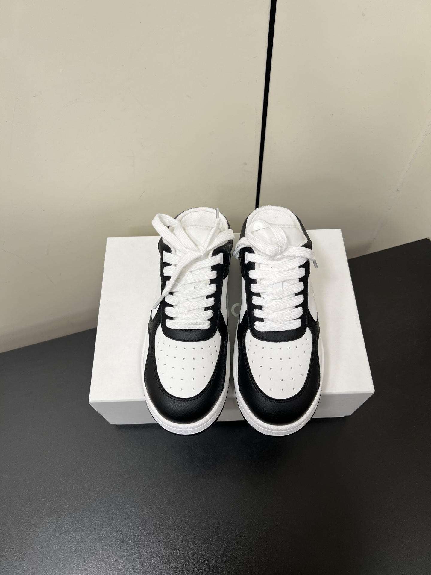 NO:262520,alo25s spring and summer new color-blocking white shoes with thick sole comfortable semi-drag casual style alo understands girls better than Nike!  Super versatile!  And super comfortable!  It's a thick bottom but it's not heavy at all on the feet!  Very lightweight!  It looks better when putting on socks!  And it is recommended by celebrities. It is a model that increases your legs and makes your legs look thinner!  Super suitable for us small girls~ the shoes are also a classic color-blocking and contrasting design with the delicate leather texture on the upper!  !  Material cowhide, inner terry towel cloth inner terry, pure natural rubber outsole 35-40 (40 women's non-return and exchange), casual shoes/sports shoes, sneakers, cowhide19860909alo25s 春夏新款 拼色小白鞋厚底舒适半拖休闲款 alo比耐克更懂女生！上脚超级百搭！而且超级舒适！是厚底款但是上脚一点都不沉重！ 非常轻便！套上袜套搭配更好看！而且还是明星同款推荐～上脚增高显腿细！ 超级适合我们小个子女生～鞋子整体也是经典的拼色撞色设计搭配鞋面细腻的真皮纹路肌理感！！ 材质牛皮 内里毛巾布内里 大底纯天然橡胶大底 35-40（40女不退换）,休闲鞋/运动鞋,sneakers,cowhide,Women's Shoes