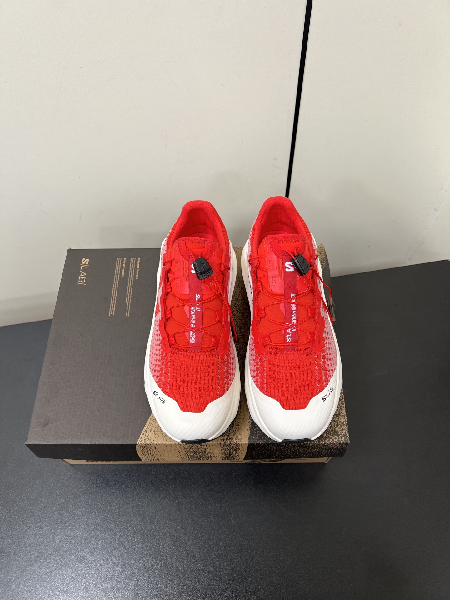 NO:262522,Salomom S/Lab Ultra Glide off-road lightweight running shoes Sport shoes Salomon's latest carbon-free thick-soled trail running shoes may be the most ss/lab innovative shoe in recent days. The wavy sole relieves the pressure on the feet during super long distances; the midsole adopts a sandwich structure, and the outer energy foam is embedded with a supercritical energy foam plus foam (Salomon finally uses supercritical!) The midsole extends at the ankle is taller and more aggressive than the genesis, tightly wrapping the ankle to provide stability. The outsole is super lightweight!  Women's size 35-40 (40 custom-made without return and exchange) Men's size 40-45 (45 custom-made without return and exchange), casual shoes/sports shoes, sneakers19860909Salomom S/Lab Ultra Glide越野轻便跑鞋 运动鞋 Salomon最新的无碳板厚底越野跑鞋,可能是近来最具ss/lab创新精神的鞋款.波浪大底 relieve sphere 能缓解超长距离时双脚的压力；中底采用三明治结构,外层的energy foam 内嵌一块超临界 energy foam plus 泡棉 (Salomon终于用上了超临界！）脚踝处上延的中底比genesis更高更激进,紧紧包裹脚踝提供稳定性. 大底超轻便！ 女码35-40（40定制不退换） 男码40-45（45定制不退换）,休闲鞋/运动鞋,sneakers,Women's Shoes