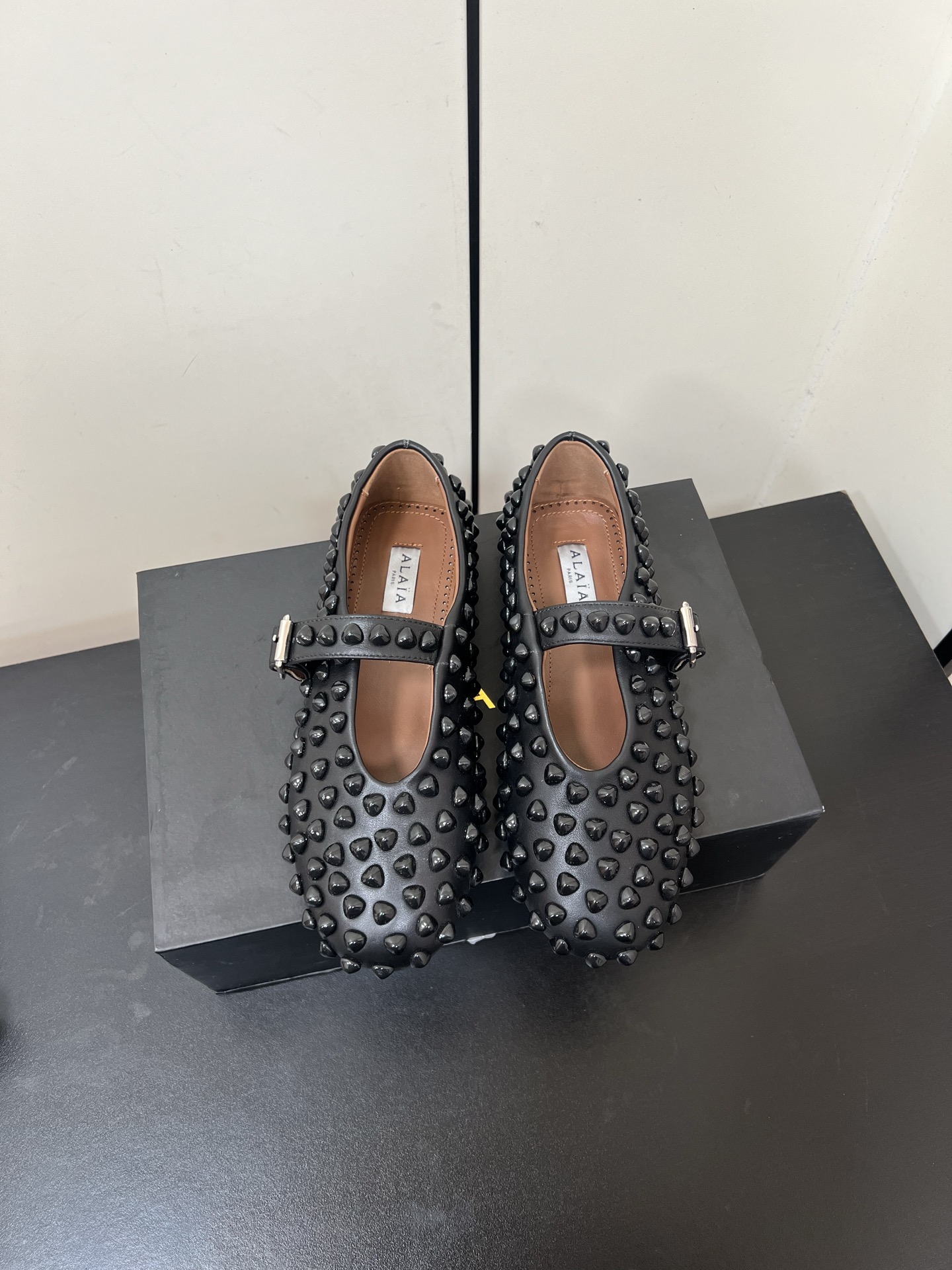 NO:262512,ALAIA 25/ Spring and summer new leather rivet single shoes A pair of new fashionable ballet shoes that perfectly replaces small white shoes. It can be easily controlled with different styles and styles. Whether it is jeans, suit pants, or pleated skirts, it can enhance your outfit to fashion, elegance and excellence... Fabric: cowhide Inner: sheepskin footbed: sheepskin Outsole: original molded rubber outsole Size: 35-39 (40.41.42 Customized without return or exchange), single shoes Mary Jane, alaia, mary jane, skirts, jeans, business suit, cowhide, sheepskin19860909ALAIA 阿莱亚 25/ 春夏新款皮面铆钉单鞋 一双完美取代小白鞋的新型时尚芭蕾鞋,配上不同款式,不同风格都能轻松驾驭,无论牛仔裤,西装裤,还是百褶裙,都能将你的穿搭提升到时尚,优雅和卓越之中… 面料:牛皮 内里:羊皮 垫脚:羊皮 大底:原版开模橡胶大底 码数:35-39（40.41.42定制不退换）,单鞋玛丽珍,alaia,mary jane,skirts,jeans,business suit,cowhide,sheepskin,Women's Shoes