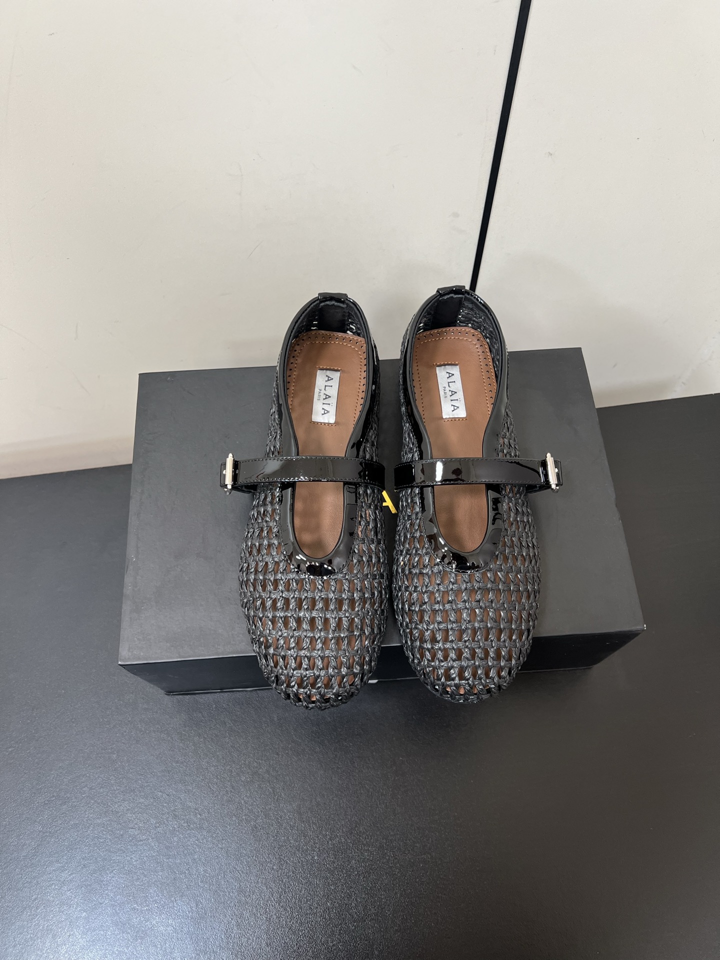 NO:262514,Alaia classic retro woven mesh, hollowed-out Mary Jane shoes, full of girlish style, modern and retro flavor, very simple and atmospheric. Whether it is a skirt, dress or jeans, it can all be the finishing touch!  Material: Cowhide upper/mesh, imported mixed-bred sheepskin inside, original mold-open custom anti-slip sole, size 35-39 (customized by 40/41), single shoes, Mary Jane, alaia, mary jane, skirts, jeans, cowhide, sheepskin19860909Alaia阿莱亚经典复古编织网面 镂空玛丽珍鞋 满满的少女风 既摩登又复古的味道 非常的简约大气 不管是半身裙,连衣裙还是牛仔裤 它都能成为点睛之笔！ 材质 鞋面牛皮/网面 内里进口混种羊皮 原版开模定制防滑大底 码数35-39（40/41定制）,单鞋玛丽珍,alaia,mary jane,skirts,jeans,cowhide,sheepskin,Women's Shoes