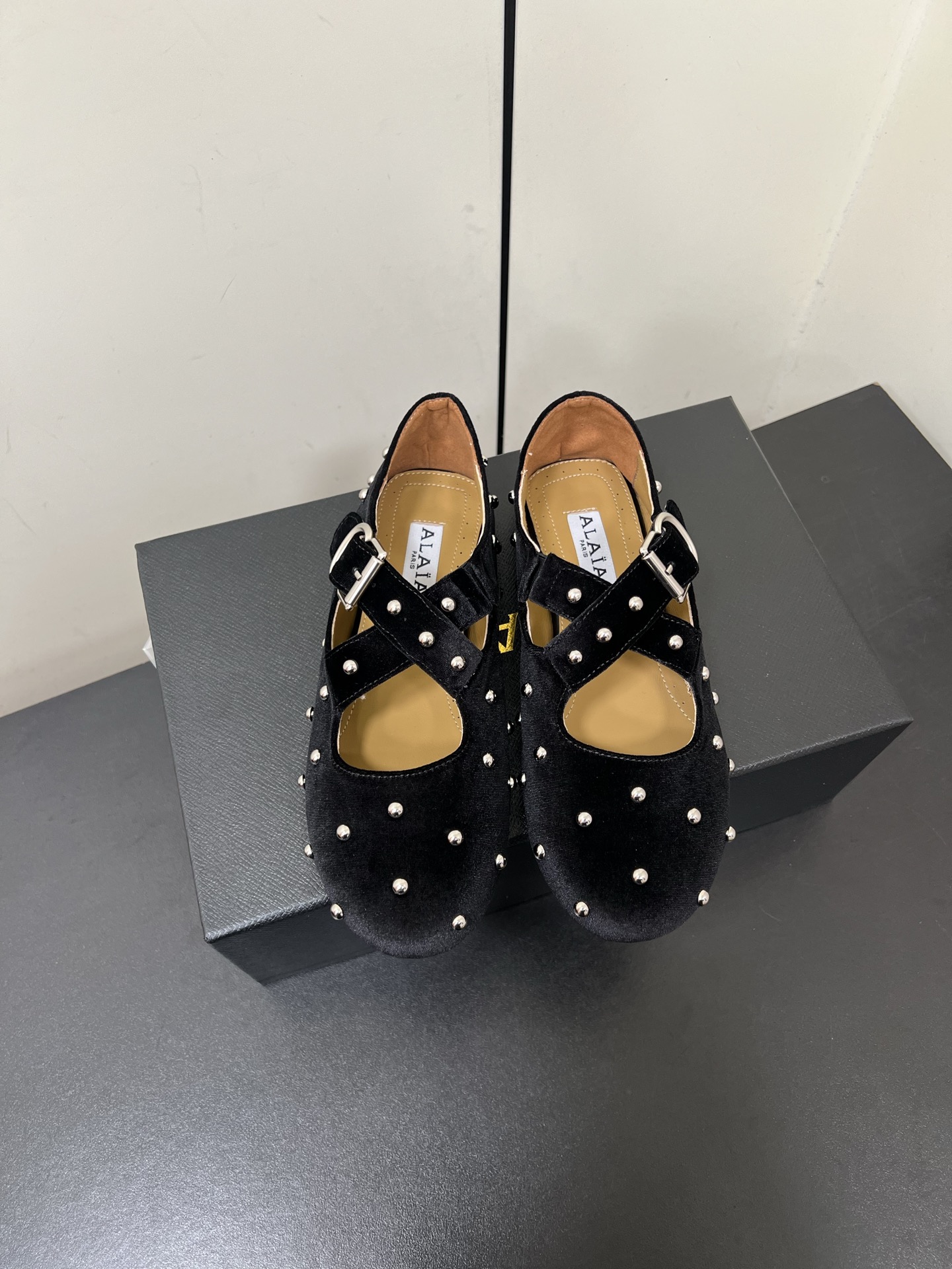 NO:262516,Alaia cross-belt Mary Jane single shoes are from Paris. Falling in love at first sight. Alaia has another sexy side. It can be easily controlled with different styles. Whether it is jeans, suit pants, or pleated skirts, it can enhance your outfit to fashion, elegance and excellence. The fabric is made of Korean velvet and matched with extreme sexy inner sheepskin, original TPU molded outsole size 35-41 (40.41 customization without return or exchange), single shoes Mary Jane, alaia, mary jane, skirts, jeans, business suit, sheepskin19860909Alaia 交叉带玛丽珍单鞋来自巴黎 一见倾心 阿莱娅还有另外性感的一面 配上不同款式,不同风格都能轻松驾驭,无论牛仔裤,西装裤,还是百褶裙,都能将你的穿搭提升到时尚,优雅和卓越之中 面料选用韩国天鹅绒 搭配性感极致 内里羊皮,大底原版一致TPU成型大底 码数35-41（40.41定制不退换）,单鞋玛丽珍,alaia,mary jane,skirts,jeans,business suit,sheepskin,Women's Shoes