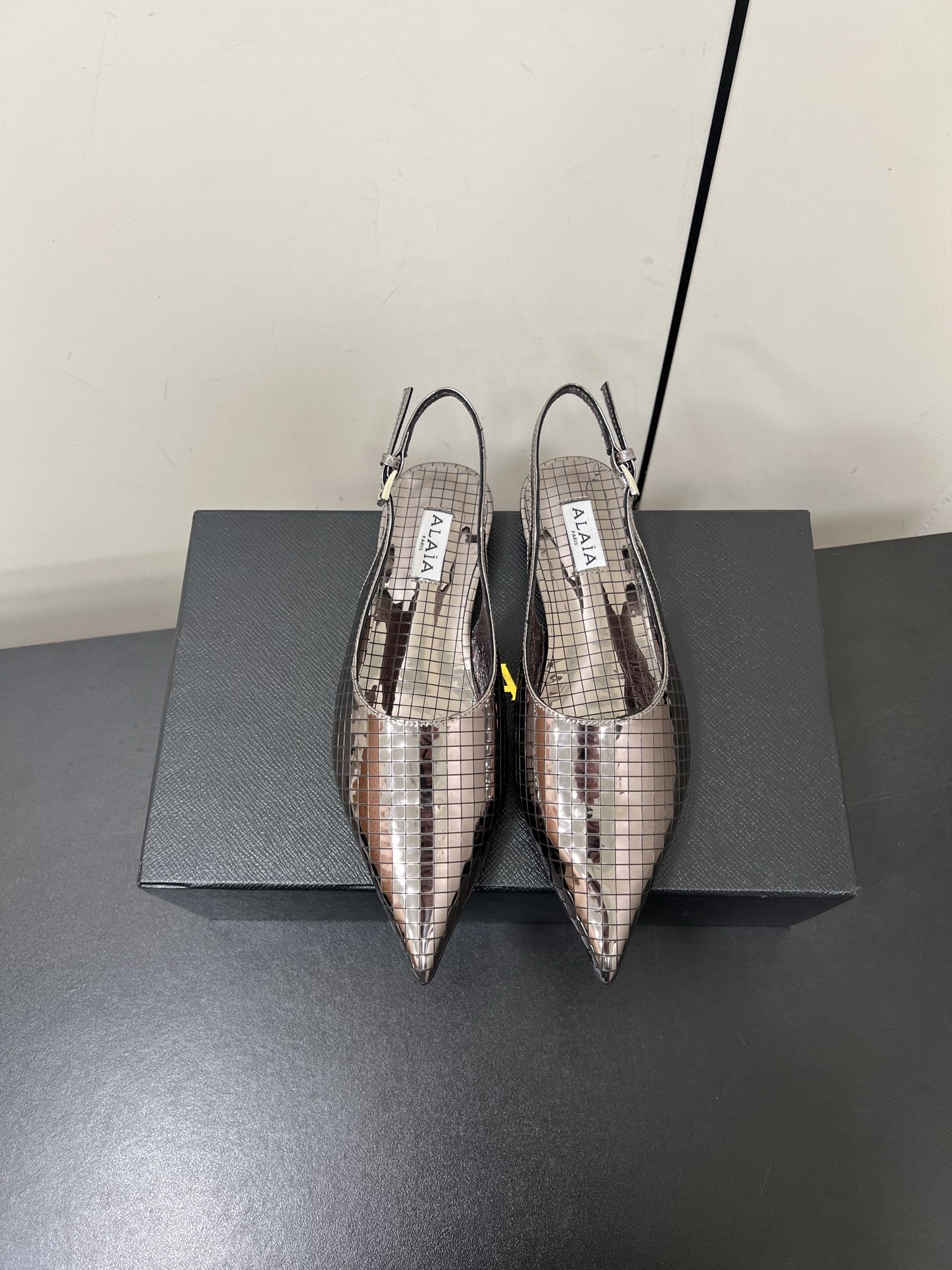 NO:262527,55Fw early spring new ALAIA pointed toe flat back empty sandals Art deco mirror exposed heels high heels This pointed toe flat high heels, deep-mouthed buckles and buckles on the back, and the upper is mirror-laminated calfskin. The representative of fashion personality, shaping modern personality and embodying feminine charm. Customized mirror effect laminated calfskin inner footbed sheepskin heels high flat/9cm size 35-42 (35.41.42 custom made without return), sandals, alaia, sandals, high heels, cowhide, sheepskin1986090955Fw早春新款ALAIA阿莱亚尖头平底后空凉鞋装饰艺术镜面露跟高跟鞋 这款尖头平底高跟露跟鞋,深口造型,后侧饰以带扣饰带,鞋面采用镜面效果层压小牛皮.时尚个性的代表,塑造摩登性格,体现女性魅力. 鞋面定制镜面效果层压小牛皮 内里垫脚羊皮 跟高平底/9cm 码数35-42（35.41.42定做不退换）,凉鞋,alaia,sandals,high heels,cowhide,sheepskin,Women's Shoes