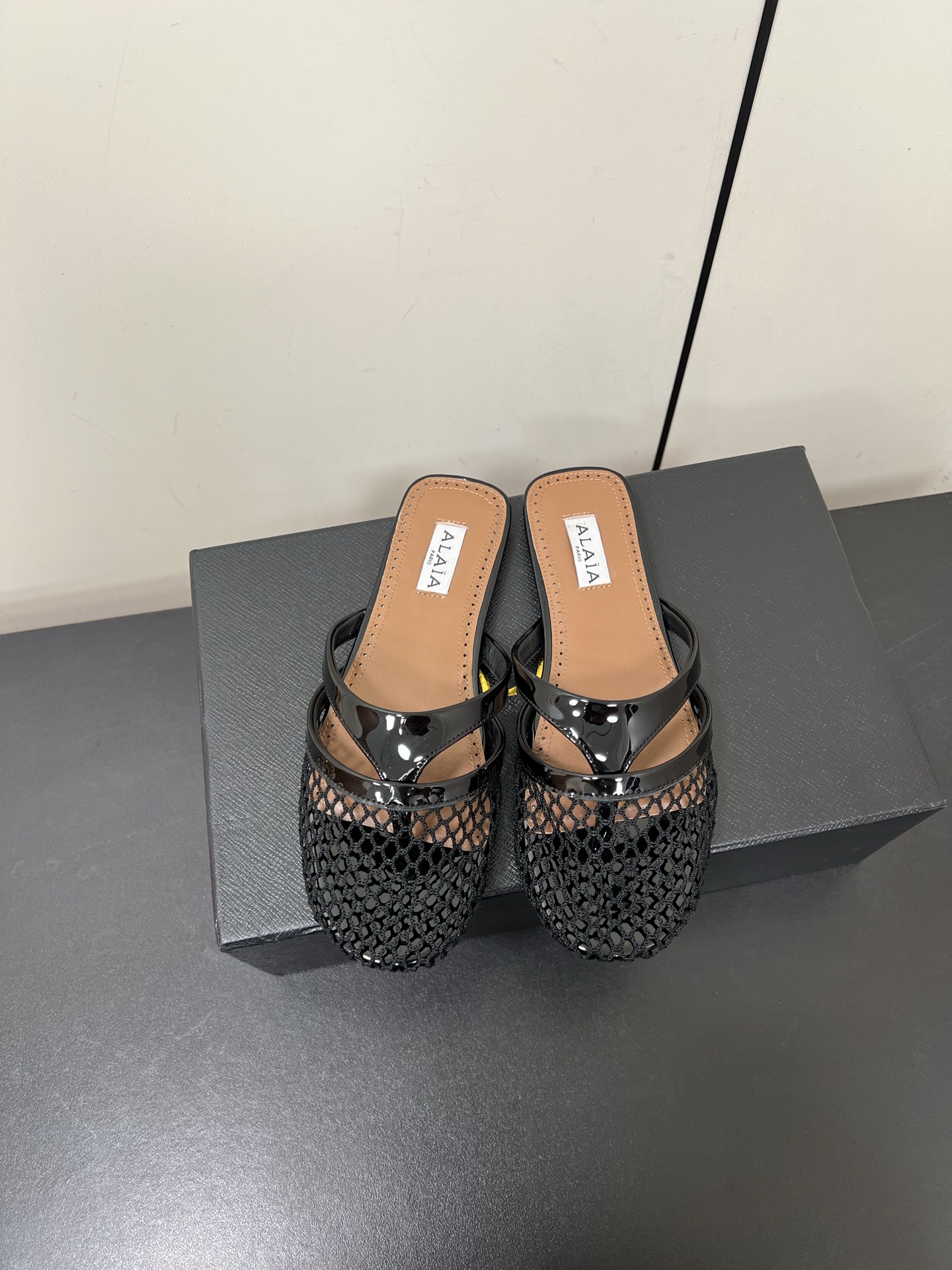 NO:262523,Alaia 25ss Mesh Flat Toe Slippers Super Chic design has a unique and elegant feeling The style of mesh foot is hidden The unique style with different styles It can be easily controlled by different styles, whether it is jeans, suit pants, or pleated skirts, it can enhance your outfit to fashion, elegance and excellence. Upper cowhide   net inner sheepskin Outsole Italian leather outsole Size#35-42 (40 41 42 Custom made without return), semi-torque, alaia, slippers, skirts, jeans, business suit, cowhide, sheepskin, Leather soles19860909Alaia 25ss 网面平底夹趾拖鞋 超级别致的设计有种独特优雅气息的感觉 网面夹脚的款式隐藏起来 独特风格配上不同款式 不同风格都能轻松驾驭,无论牛仔裤,西装裤,还是百褶裙,都能将你的穿搭提升到时尚,优雅和卓越之中 鞋面牛皮 网 内里羊皮 大底意大利真皮大底 Size#35-42（40 41 42订做不退换）,半拖,alaia,slippers,skirts,jeans,business suit,cowhide,sheepskin,Leather soles,Women's Shoes