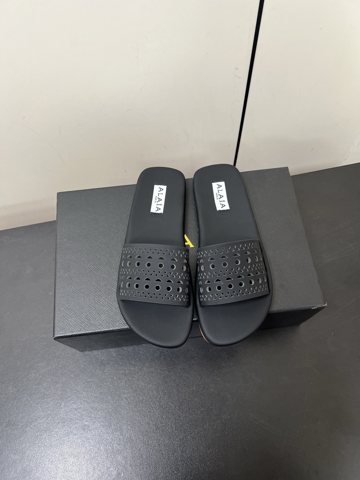 NO:262521,ALAIA 25 new retro hollow sandals, full of girlish style, modern and retro flavor, very simple and atmospheric. Whether it is a skirt, dress or jeans, it can all be the finishing touch!  Elegant and high-end!  The upper is made of custom calfskin/suede, inner foot pad sheepskin suede, original imported genuine leather sole Original box packaging Size35-41 (40.41 custom made without return or exchange), slippers, alaia, slippers, skirts, jeans, cowhide, sheepskin, chamois leather, Leather soles19860909ALAIA阿莱亚25新款复古镂空凉拖鞋 满满的少女风 既摩登又复古的味道 非常的简约大气 不管是半身裙,连衣裙还是牛仔裤 它都能成为点睛之笔！优雅高级！ 鞋面采用定制小牛皮/麂皮,内里垫脚羊皮麂皮,原版进口真皮大底 原盒包装 Size35-41（40.41定做不退换）,拖鞋,alaia,slippers,skirts,jeans,cowhide,sheepskin,chamois leather,Leather soles,Women's Shoes