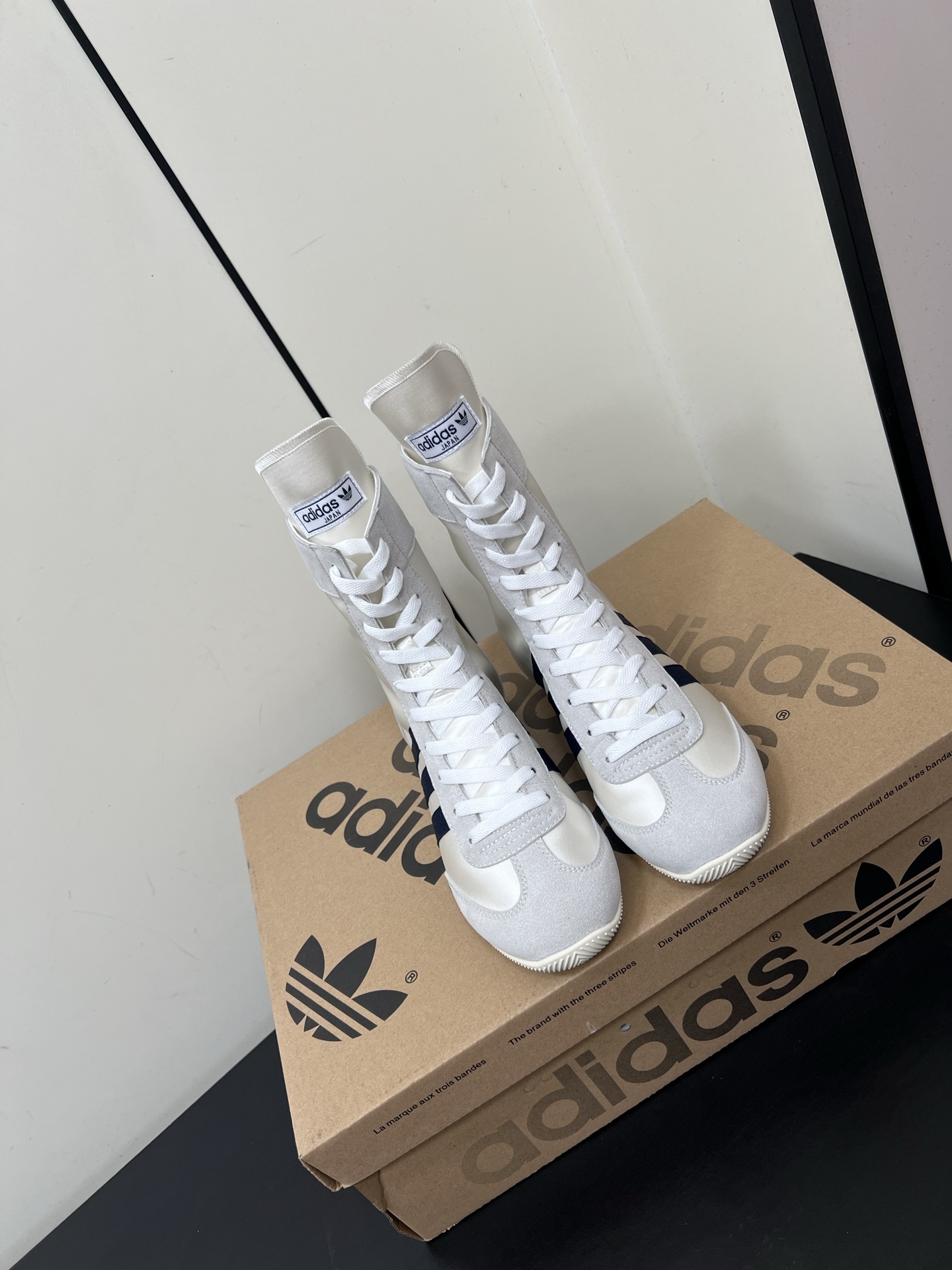 NO:262517,Adidas Japan Lace-up High-top Boxing High-top Shoes Adidas Boxing Shoes worn by Jennie. I didn’t expect boxing shoes to be so fashionable!  It is very comfortable to wear on the feet. Nylon and suede spliced, and the golden 