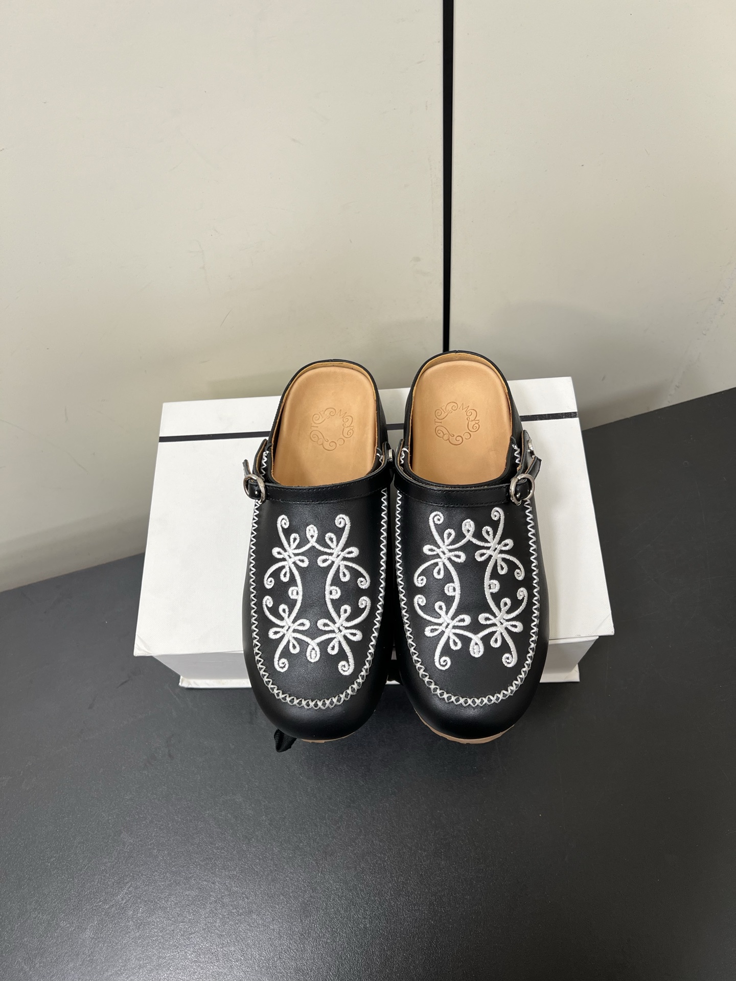 NO:262515,COTEMP 55 new embroidered Birken Slippers Muller half slippers Rudeneja Medium-old bag-toe half slippers Round-toe muller slippers are slightly larger than ordinary shoes, adapting to a variety of instep thicknesses, and are famous for their round toe design and flat-soled styles. This season Cotemp uses a half-pack slipper design on the basis of retaining classic elements and textures. The improved oval toe neutralizes the roundness and insolation of traditional Birken Slippers. The upper is made of X-shaped stripes, hand-embroidered vines made of four piles of flowers in the center, and beads embellished, giving the appearance rich decorative details, suitable for daily casual outfits, and showing a more refined and fashionable temperament. The upper is imported cowhide embroidery/matte leather embroidery, the inner foot pad is water-dyed cowhide, and the original open mold rubber bottom  size35-39 (40 custom made without return or exchange), semi-drag, slippers, cowhide19860909COTEMP 55新款刺绣勃肯拖鞋穆勒半拖鞋Rudeneja 中古包头半拖鞋 圆头穆勒拖鞋轮廓比普通鞋子略大,适应多种脚背厚度,以其圆头设计和平底款式闻名. 本季Cotemp在保留经典元素和质感的基础上,采用半包拖鞋款设计,改良的椭圆鞋头中和了传统勃肯鞋的圆钝感,鞋面整体则以X状条纹环绕中央四朵堆成的手工刺绣藤蔓花,以及钉珠点缀,赋予外观丰富的装饰细节感,适合日常便服穿搭,同时展现出更加精致时髦的气质. 鞋面采用进口牛皮刺绣/磨砂皮刺绣,内里垫脚水染牛皮,原版开模橡胶大底 size35-39（40定做不退换）,半拖,slippers,cowhide,Women's Shoes