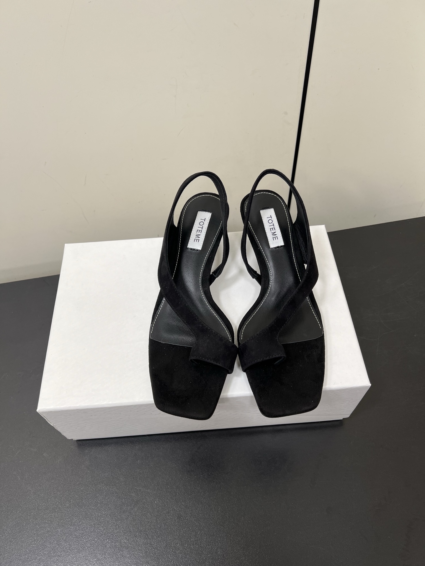 NO:263266,Toteme 25s spring and summer new style minimalist square toe clip-toe flat/high heel sandals beauty reaches a new level of personality and elegance. Paired with linen soles. Retro and fashion. Whether it is skirts or pants, easy to adapt. Inject high-end fashionable feeling into the outfit. High mercerized upper, Yangjing/cowhide, inner footbed sheepskin, outsole, Italian leather outsole, heel height 4cm, size 35-39 (40.41 custom made without return), split-toe shoes, sandals, skirts, cowhide, sheepskin, sheep, Leather soles19860909Toteme 25s春夏新款 极简方头夹趾平底/高跟凉鞋 美出新高度 个性又不失优雅 搭配麻质鞋底 复古与时尚融合 无论是裙装还是裤装 轻松适配 为穿搭注入高级时髦感 鞋面高丝光羊京/牛皮 内里垫脚羊皮 大底意大利真皮大底 跟高4cm 码数35-39（40.41定做不退换）,分趾鞋,sandals,skirts,cowhide,sheepskin,sheep,Leather soles,Women's Shoes