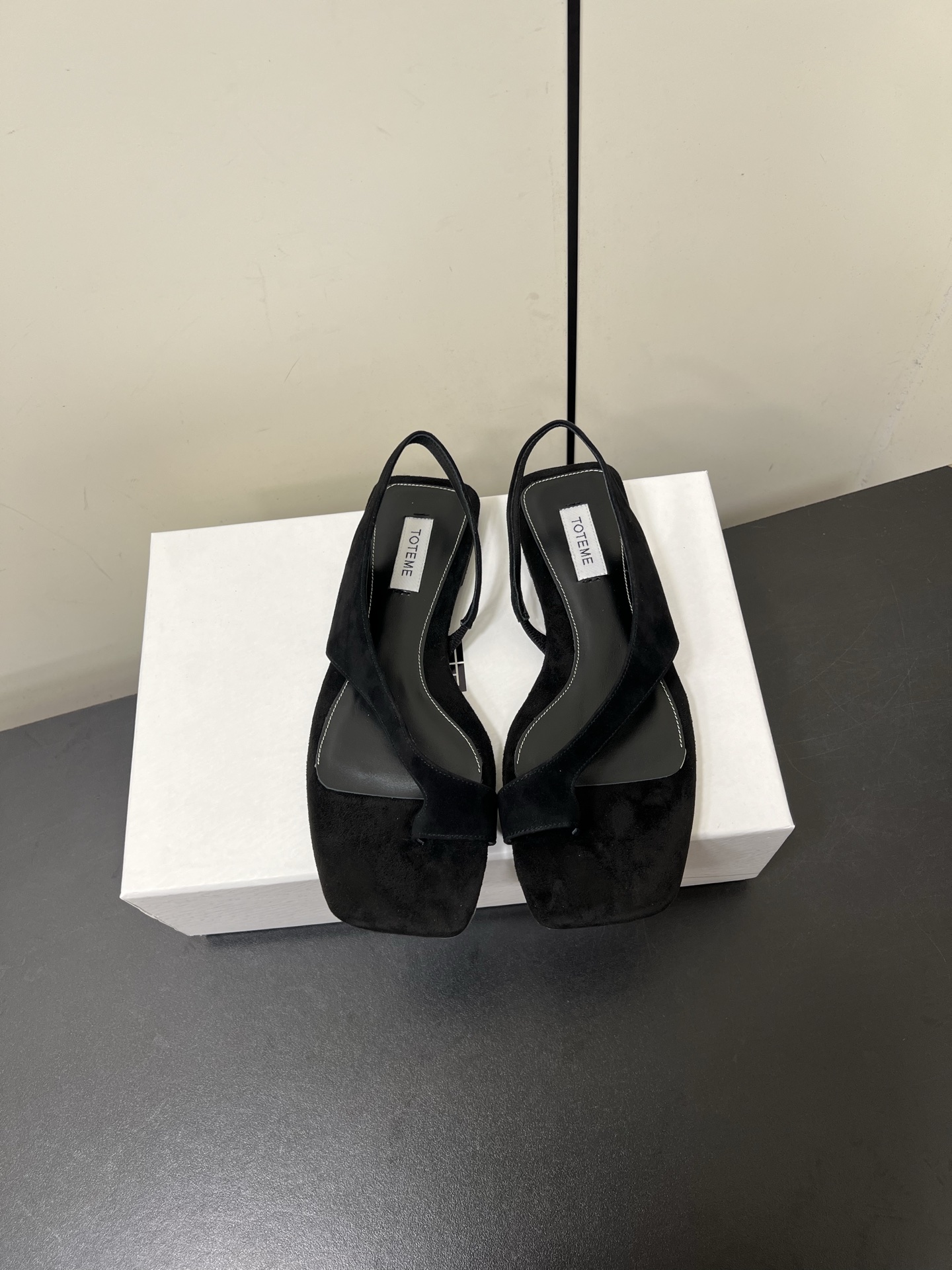 NO:263269,Toteme 25s spring and summer new style minimalist square toe clip-toe flat/high heel sandals beauty reaches a new level of personality and elegance. Paired with linen soles. Retro and fashion. Whether it is skirts or pants, easy to adapt. Inject high-end fashionable feeling into the outfit. Upper high mercerized goat/cowhide inner foot pad sheepskin outsole Italian leather outsole heel high flat size 35-39 (40.41 custom made without return or exchange), split-toe shoes, sandals, skirts, cowhide, sheepskin, sheep, Leather soles19860909Toteme 25s春夏新款 极简方头夹趾平底/高跟凉鞋 美出新高度 个性又不失优雅 搭配麻质鞋底 复古与时尚融合 无论是裙装还是裤装 轻松适配 为穿搭注入高级时髦感 鞋面高丝光羊京/牛皮 内里垫脚羊皮 大底意大利真皮大底 跟高平底 码数35-39（40.41定做不退换）,分趾鞋,sandals,skirts,cowhide,sheepskin,sheep,Leather soles,Women's Shoes