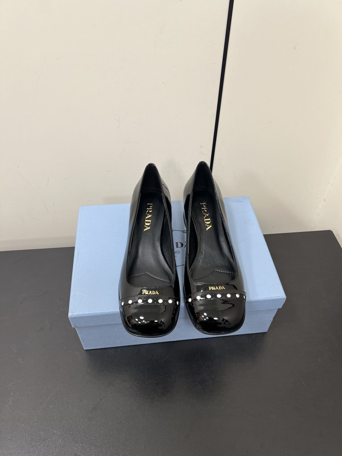 NO:263263,55ssPrada's new square-head punched thick-heeled loafers in the early spring. It's a retro and dark style. My appearance and comfort are all edible!  The salty and sweet doll head design exudes a full girlish feel, retro, playful and yet elegant, the key is that it is very easy to wear. Upper, patent leather, inner footbed, mixed-bred sheepskin, heel height 3.5cm, genuine leather injection molded sole, size 35-40 (40 customization, no return and exchange), Mary Jane, prada, prada, loafers, mary jane, sheepskin1986090955ssPrada普拉达早春新款方头冲孔粗跟乐福鞋 蛮复古暗黑系的一款玛丽珍 颜值和舒适度这块都把我吃的死死的！ 可盐可甜的娃娃头设计 透着满满的少女感 复古俏皮又不失大气得体 关键它巨好穿哦 鞋面牛漆皮 内里垫脚混种羊皮 跟高3.5cm 鞋底真皮注塑大底 码数35-40（40定制不退换）,玛丽珍,prada,prada,loafers,mary jane,sheepskin,Women's Shoes