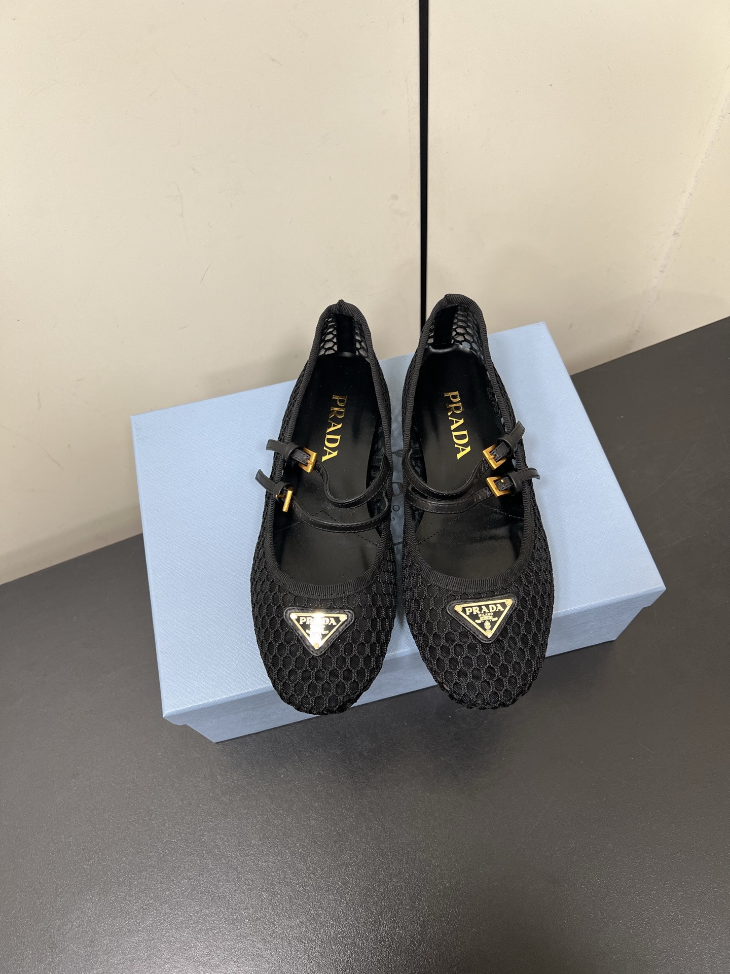 NO:263260,PRADA 25 spring and summer new product triangle fishing net sexy Mary Jane single shoes ballet shoes!  Super hot series of popular products, the same round-toe triangle buckles (Mary Zhen single shoes) of major internet celebrities Qiao Xin, Cheng Xiao and Liu Lingzi!  Fashionable and versatile nice items, all kinds of beauties have stood firm, and the exclusive new one is available!  Sisters who like to wear high heels but are afraid of being tired will come over. The flat bottom will definitely make your feet light, and you will not be tired at all, and your feet will be steadily and relaxed!  Italian counter purchasing original shoes developed, 1 to 1, replicate the original flavor. This year's theme is not defined to reflect the texture through simplicity and simplicity. The upper uses original custom mesh, inner foot pad lambskin, original mold opening rubber sole, light and comfortable. Size: 35-40 (40 custom made without return and exchange) with original packaging, ballet shoes, prada, prada, mary jane, high heels, sheepskin19860909PRADA普拉达25春夏新品三角标渔网性感玛丽珍单鞋芭蕾舞鞋！ 超级爆系列爆品,各大网红明星乔欣,程潇,刘令姿同款圆头三角扣（玛丽珍单鞋）！ 时髦百搭nice单品,各路美女站稳了,独家上新啦！喜欢穿高跟鞋又怕累的姐姐们看过来,平底绝对让脚步轻盈,百分百不累脚,上脚稳稳的轻松！ 意大利专柜代购原版鞋开发,1比1照足原味复刻.今年的主题就是不被定义 通过简单简洁体现质感 鞋面采用原版定做网面 内里垫脚小羊皮 原版开模橡胶大底 轻便舒适 码数:35-40(40订做不退换） 配原版包装,芭蕾舞鞋,prada,prada,mary jane,high heels,sheepskin,Women's Shoes