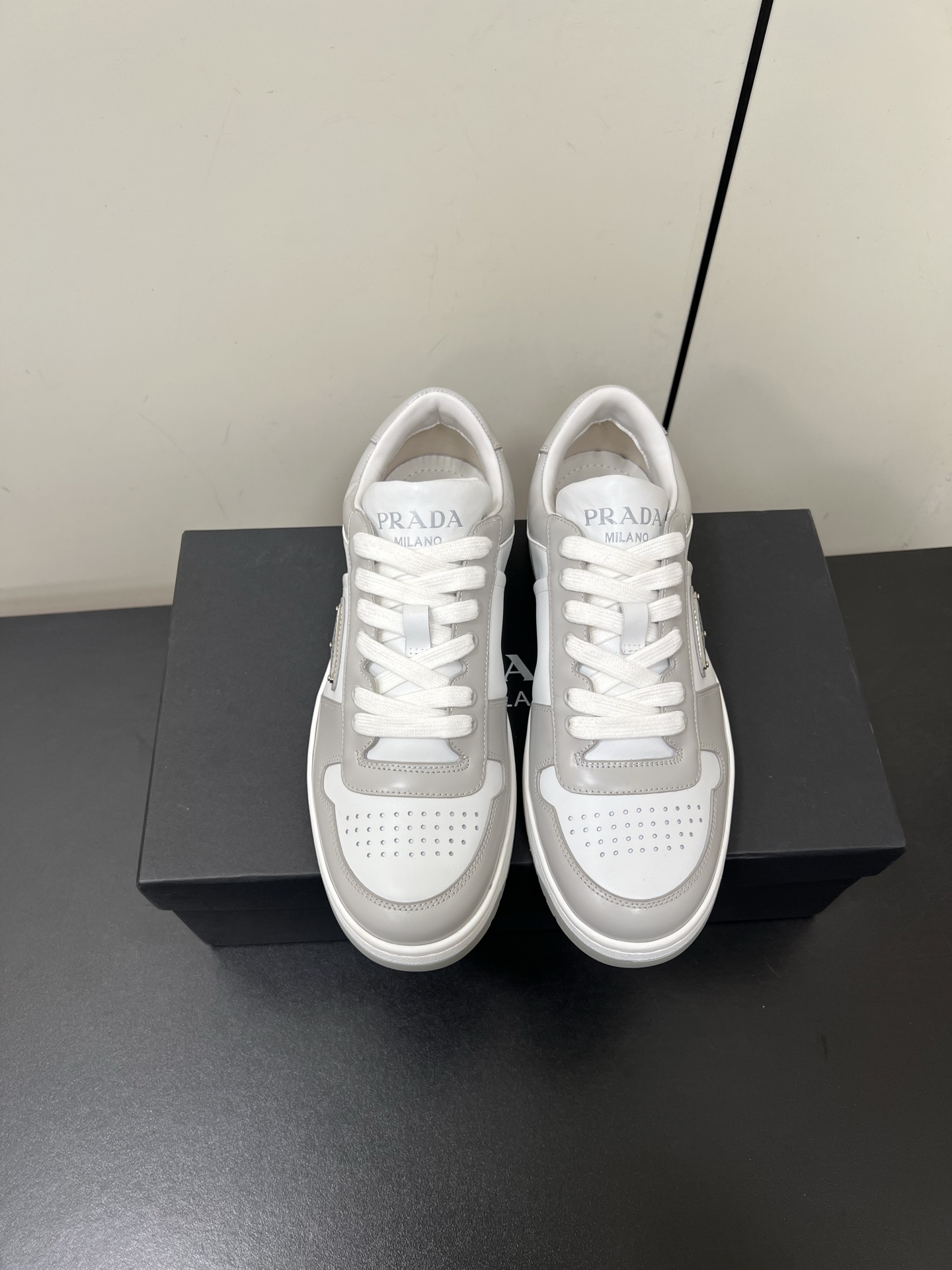 NO:263251,Men's Prada Downtown lace-up couple's shoes Song Jia and Li Xian same casual shoes (original development top version) Sporty style design and exquisite details. It is made of perforated leather, and the unique thick sole presents a unique modern style. The Prada logo is interpreted through different angles, decorated with the iconic enameled triangle metal logo, showing a unique classic style. The delivery counter is exquisitely packaged. Fabric: Original custom imported head layer cowhide/open-edge bead cowhide Inner: cowhide inner lining: original molded Tpu outsole Sole Thickness: 3cm Size: 35-35 (for women 40 men 45 custom-made without return or exchange), casual shoes/sports shoes, prada, sneakers, cowhide19860909男款Prada Downtown系带情侣板鞋宋佳李现同款休闲鞋（原版开发顶级版） 运动风设计搭配精致细节.采用穿孔皮革打造,个性的厚底呈现别具一格的现代风格.通过不同角度演绎Prada徽标,饰有标志性的涂珐琅三角形金属徽标,彰显别具一格的经典格调 配送专柜精美包装 面料: 原版定制进口头层牛皮/开边珠牛皮 内里: 牛皮内里 大底: 原版开模Tpu大底 底厚: 3cm Size: 35-35（女40男45定做不退换）,休闲鞋/运动鞋,prada,sneakers,cowhide,Women's Shoes